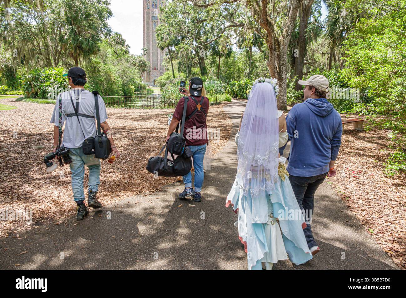 Lake Wales Florida, Bok Tower Gardens, Foto-Shooting Fotograf Model, Frau Kostümkleid Schleier Kopfstück, kreative Cosplay Braut Mode, Team Walking sc Stockfoto