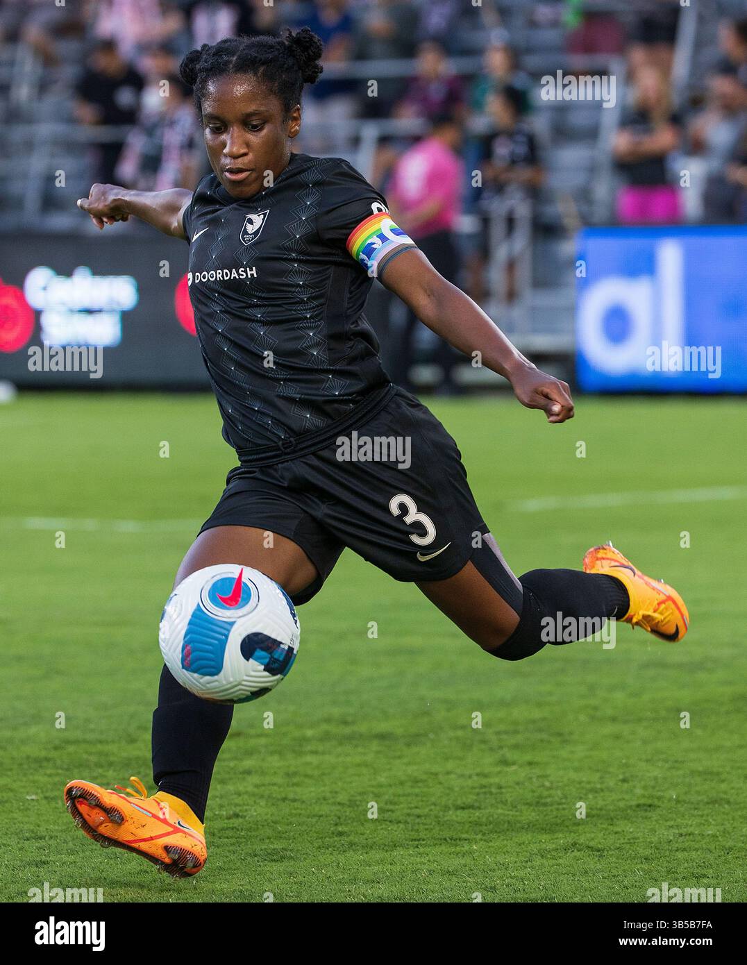 10. August 2022, Los Angeles, Kalifornien, USA: Jasmyne Spencer #3 des Angel City FC während ihres internationalen Freundschaftsspiels gegen die Tigres UANL am Mittwoch, den 10. August 2022, im Banc of California Stadium in Los Angeles, Kalifornien. Angel City FC besiegt Tigres UANL mit 1:0. ARIANA RUIZ/PI (Bild: © Prensa Internacional via ZUMA Press Wire) Stockfoto