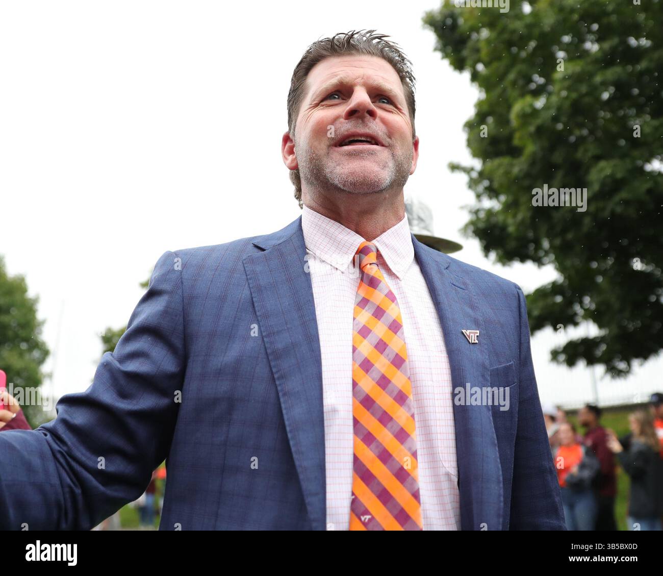 10. September 2022: Virginia Tech Hokies Cheftrainer Brent Pry macht seinen ersten Hokie Walk entlang des Beamer Way in Blacksburg, Virginia. Greg Atkins/CSM (Bild: © Greg Atkins/CSM via ZUMA Press Wire) Stockfoto