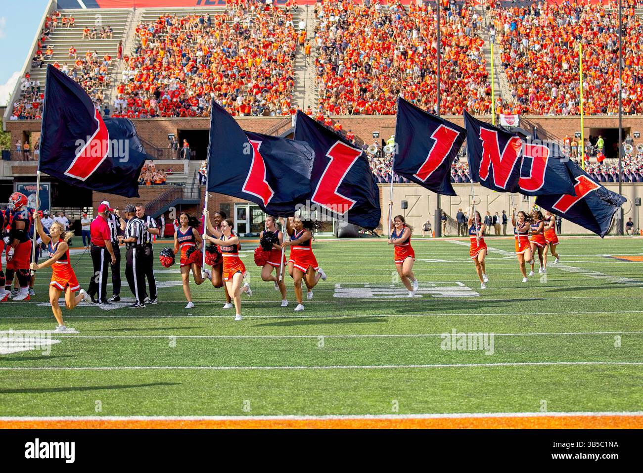 10. September 2022, Champaign, Illinois, USA: Cheerleader der Illini tragen Flaggen, die Illinois verzaubern. Die Cavaliers der University of Virginia (UVA) besuchen die University of Illinois Fighting Illini. Die Illini gewinnen das Spiel mit 24:3. (Kreditbild: © Alan Look/ZUMA Press Wire) Stockfoto