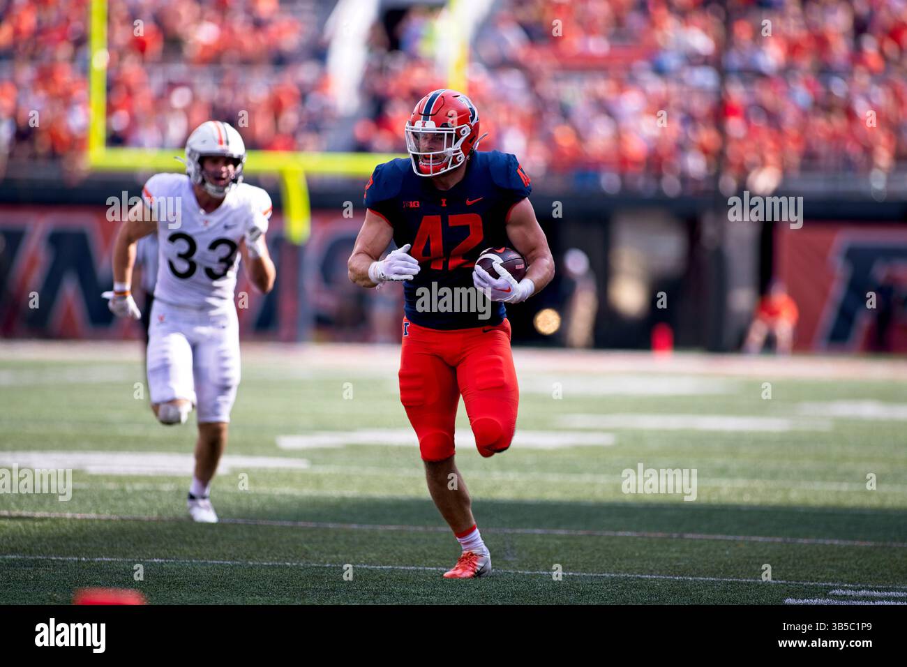 10. September 2022, Champaign, Illinois, USA: JOSH AHERN ist die letzte Hoffnung, MICHAEL MARCHESE (42) langfristig einen Touchdown zu erzielen. Die Cavaliers der University of Virginia (UVA) besuchen die University of Illinois Fighting Illini. Die Illini gewinnen das Spiel mit 24:3. (Kreditbild: © Alan Look/ZUMA Press Wire) Stockfoto