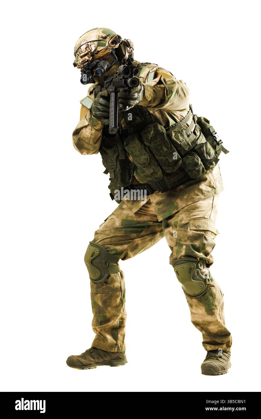 Kampfbereiter Soldat in taktischer Tarnausrüstung und Helm mit schützenden Kniepolstern, die fokussiert sind. Isoliert auf weißem Hintergrund, Repres Stockfoto