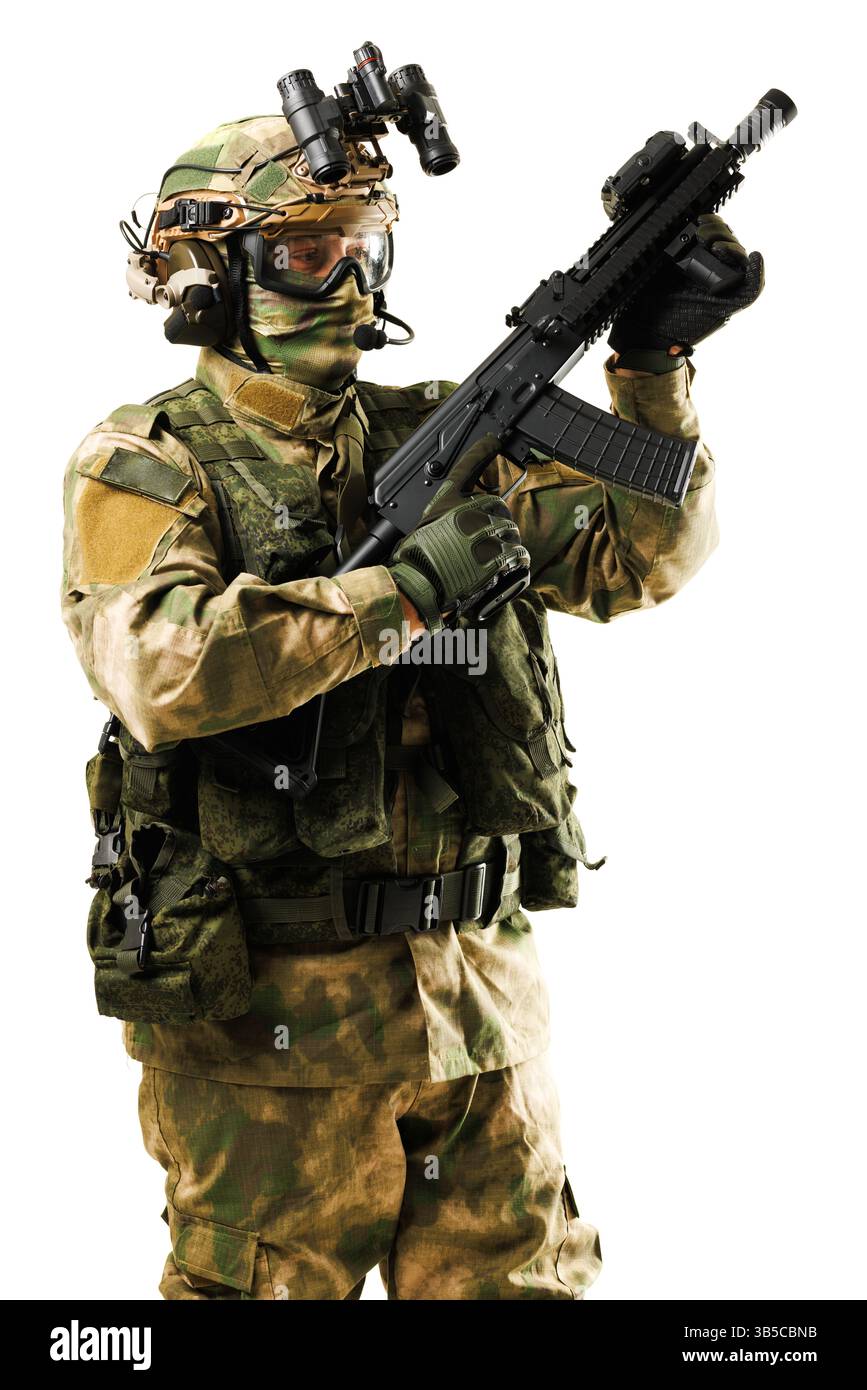 Militärangehörige in Tarnuniform und taktischer Ausrüstung mit einem Gewehr, die Bereitschaft und Präzision demonstrieren. Hochauflösendes Bild mit Mo Stockfoto