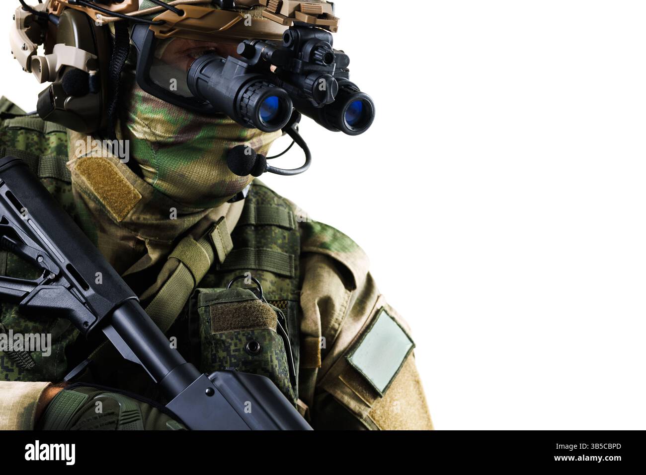 Soldat in Tarnausrüstung, ausgestattet für taktische Kampfhandlungen, mit fortschrittlicher Militärtechnologie und -Bereitschaft. Stockfoto