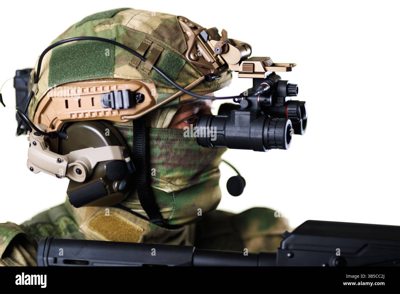 Nahaufnahme eines Soldaten mit High-Tech-Nachtsicht und taktischer Ausrüstung für militärische Operationen in einer Umgebung mit weißem Hintergrund. Stockfoto