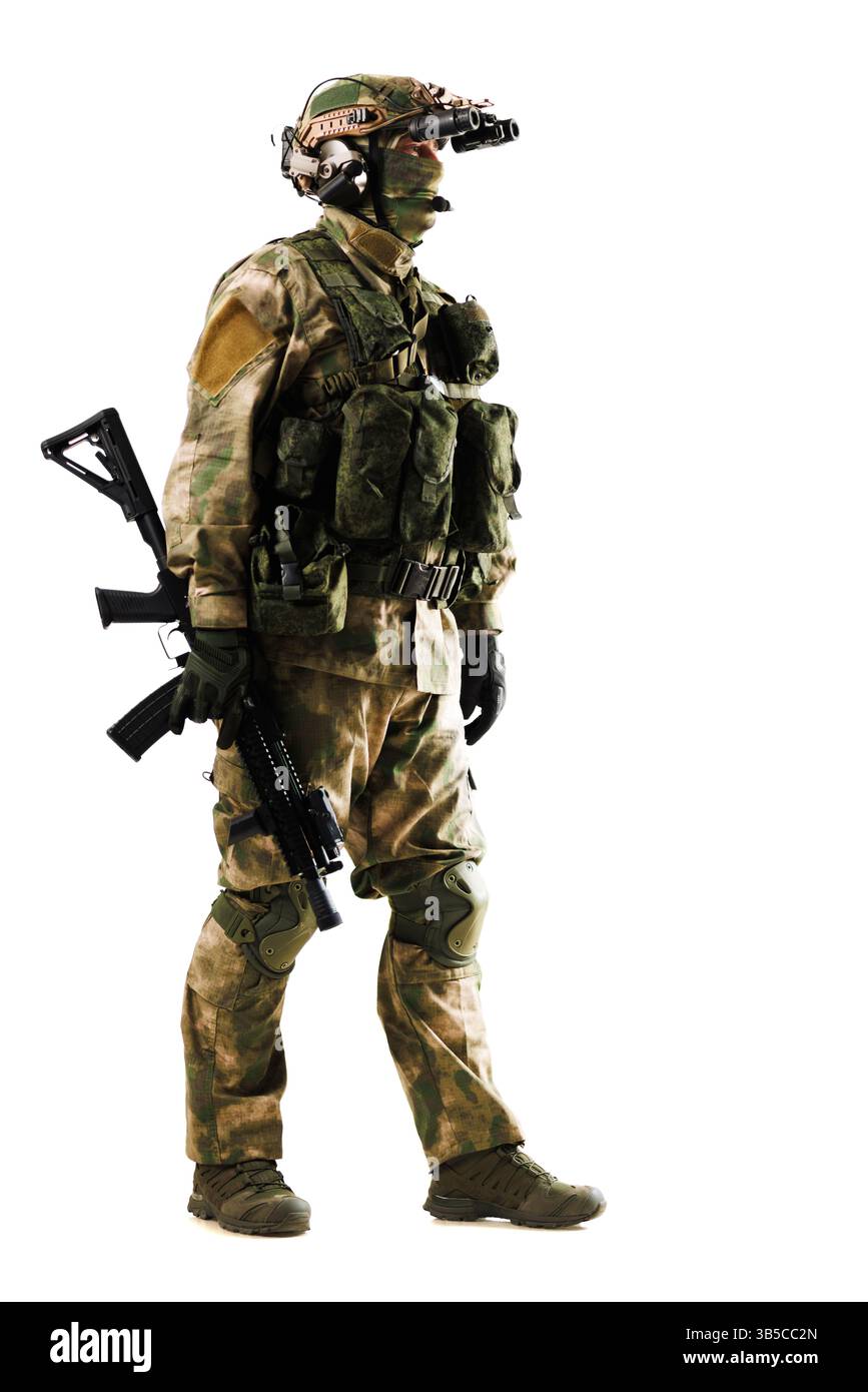 Soldat in Tarnuniform, taktischer Ausrüstung und Nachtsichtausrüstung. Isoliert auf weißem Hintergrund. Stockfoto