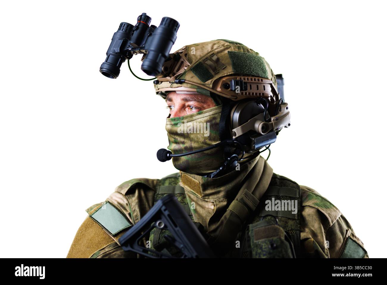 Ein professioneller Soldat trägt moderne Militärausrüstung, darunter einen taktischen Helm, eine Nachtsichtbrille und ein Kommunikations-Headset, das einen zeigt Stockfoto