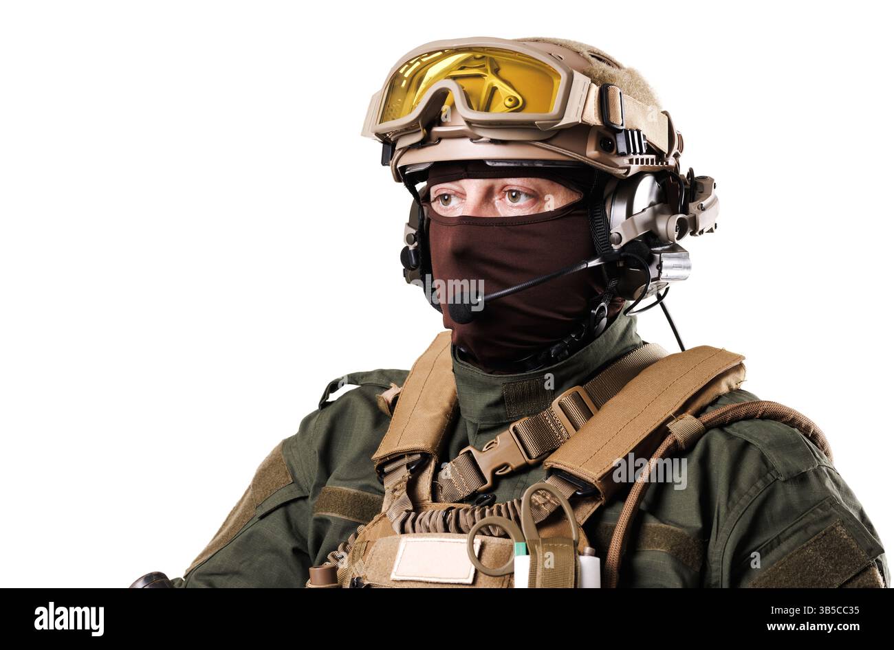 Porträt eines Soldaten mit taktischer Ausrüstung, einschließlich Helm, Headset und Schutzbrille, die ein professionelles Verhalten darstellt, isolierte ag Stockfoto