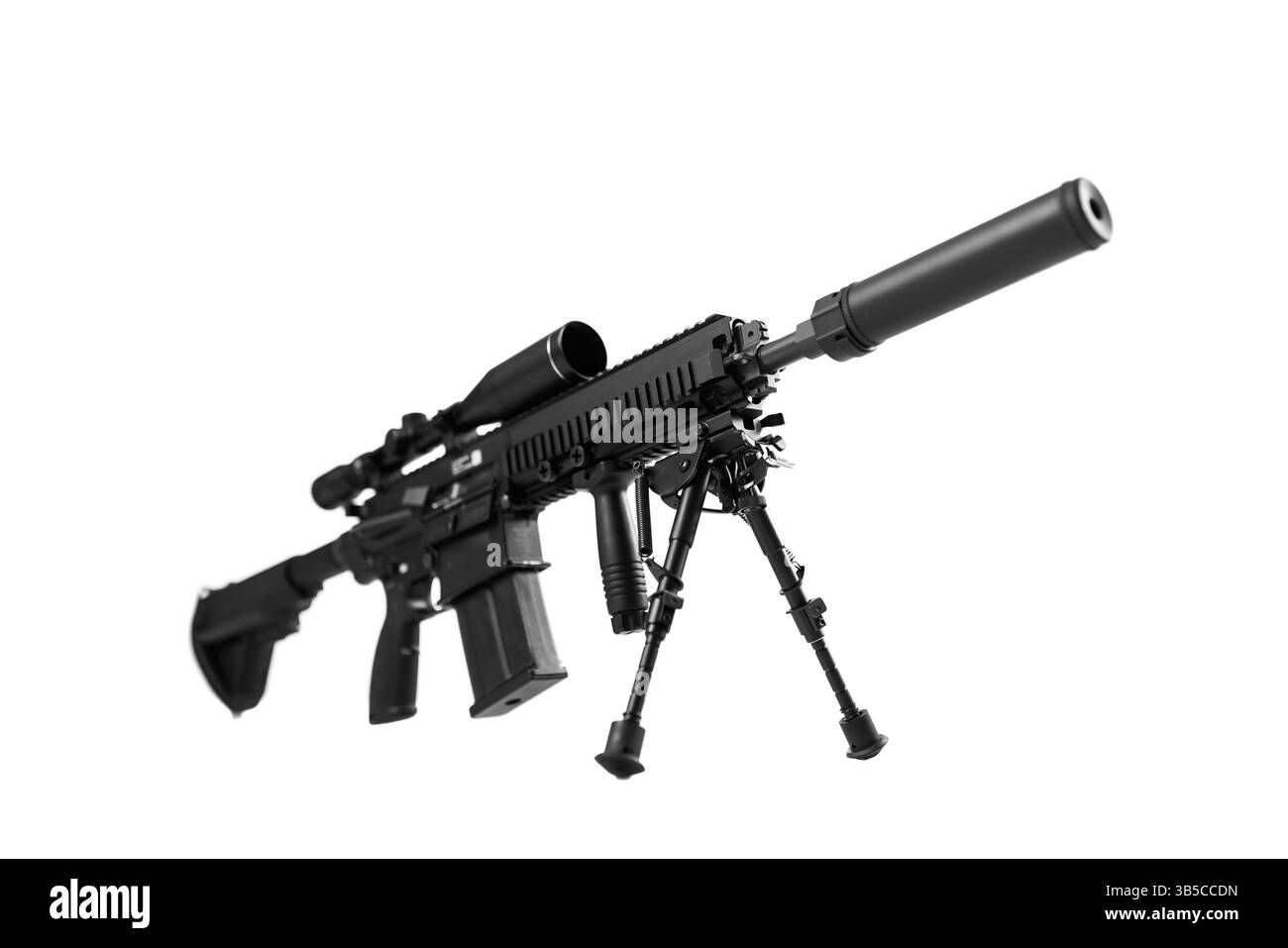 Ein professionelles taktisches Gewehr, ausgestattet mit einem leistungsstarken Oszilloskop, einem Entstörer und einem robusten Stativ. Ideal für präzises Anvisieren und Langstreckenangriffe Stockfoto