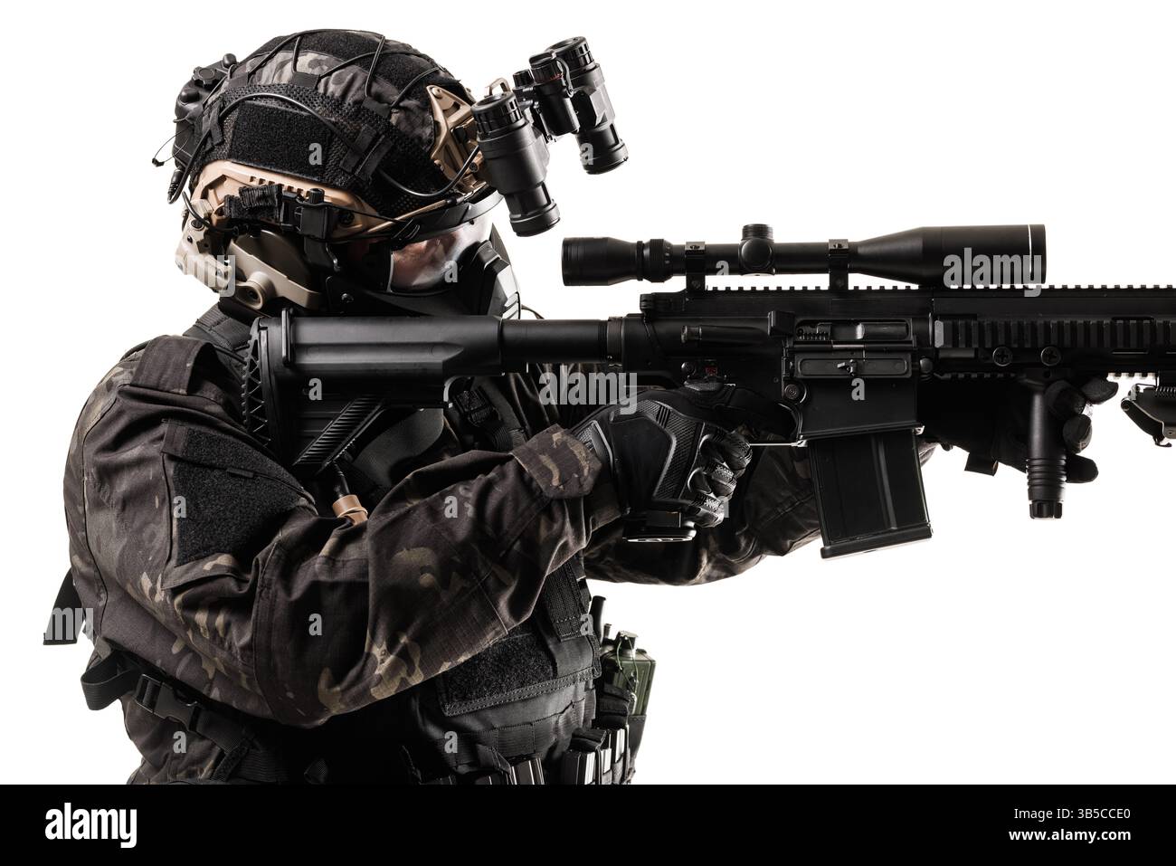 Militärangehörige in taktischer Uniform und mit fortschrittlichen Waffen, die auf eine Mission ausgerichtet sind Stockfoto