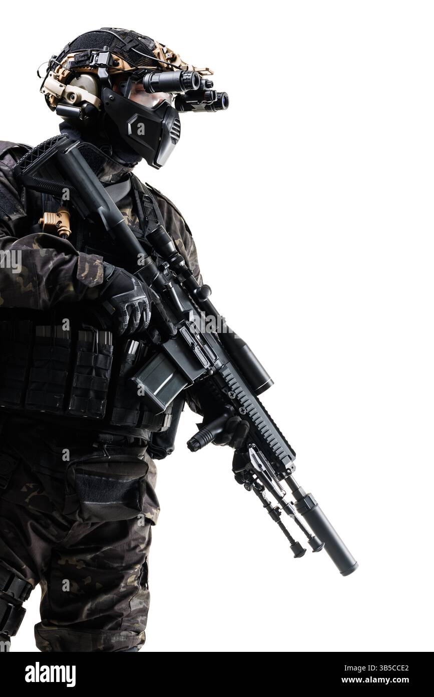Ein moderner, taktischer Soldat in fortschrittlicher Ausrüstung und mit einem raffinierten Gewehr mit mehreren Befestigungen posiert gegen einen sauberen weißen bac Stockfoto