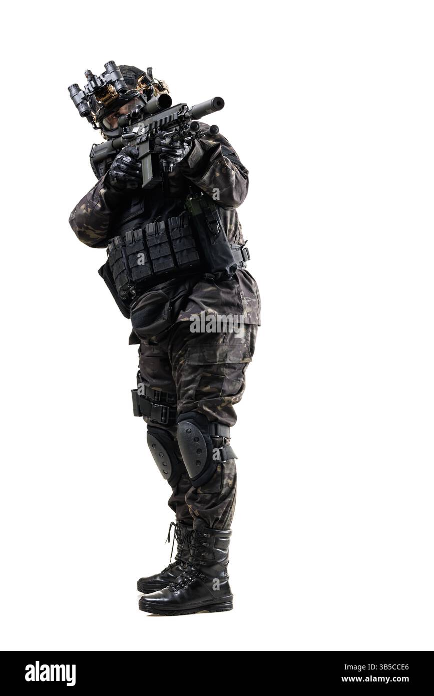 Eine hochausgestattete militärische Spezialeinheit, die in voller taktischer Ausrüstung mit einem Gewehr operiert. Zeigt Tarnung, Belastbarkeit, Schutz und Präzision. Sh Stockfoto
