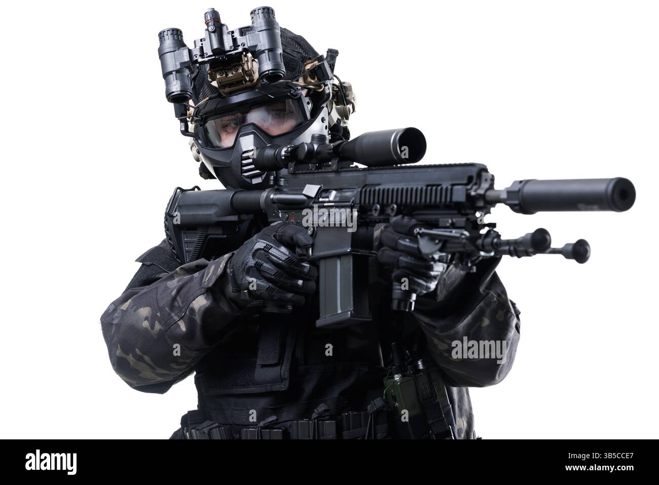 Taktischer Akteur in militärischer Tarnung mit fortschrittlichen Waffen, ausgestattet mit Kampfausrüstung und Nachtsichtbrille, betont die Bereitschaft und Vorsorge Stockfoto