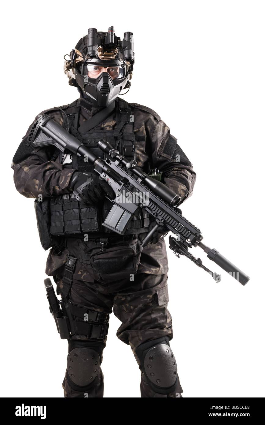 Spezialeinsatzsoldat, ausgestattet mit fortschrittlicher taktischer Ausrüstung, mit einer Schusswaffe, mit einer Gasmaske und einer Nachtsichtbrille, was die Bereitschaft signalisiert Stockfoto