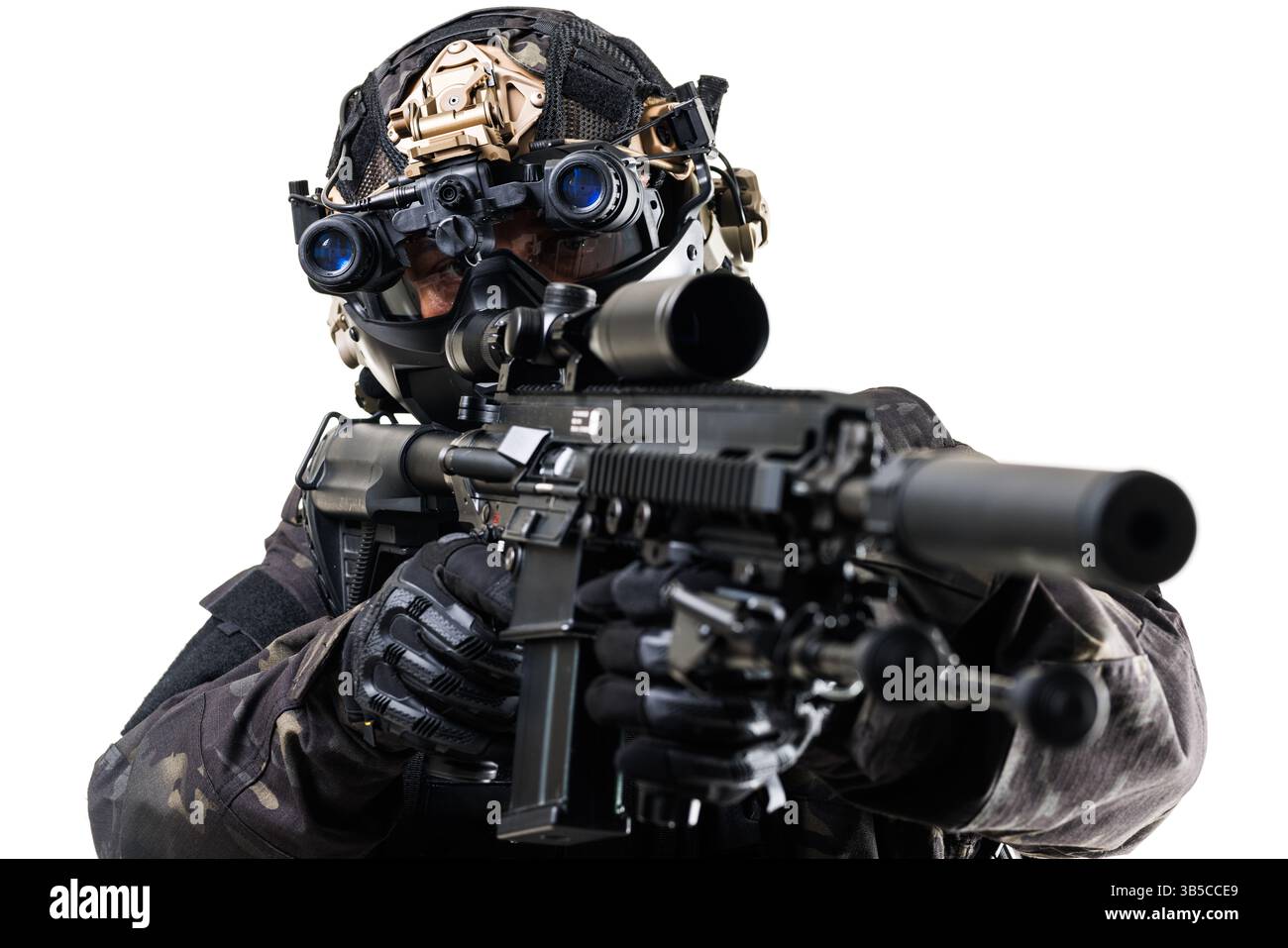 Bewaffneter taktischer Bediener in voller Uniform und Ausrüstung, ausgestattet mit fortschrittlicher Ausrüstung, Nachtsichtbrille und Wachdienst, während er eine Schusswaffe hält Stockfoto