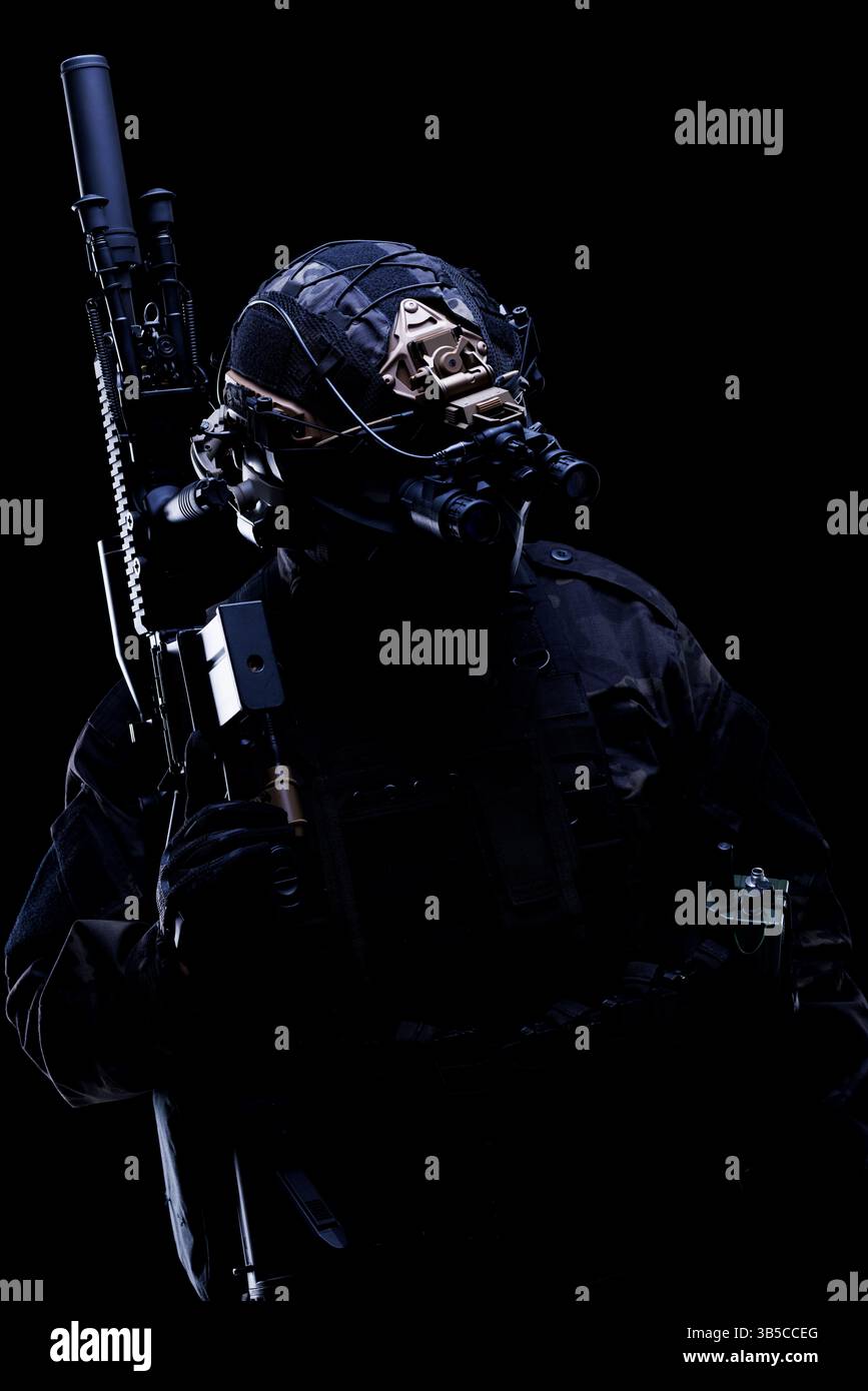 Ein stark ausgerüsteter Spezialstab, der fortschrittliche Ausrüstung hält und taktische Ausrüstung trägt. Das Bild zeigt moderne Militärtechnologie in A Stockfoto