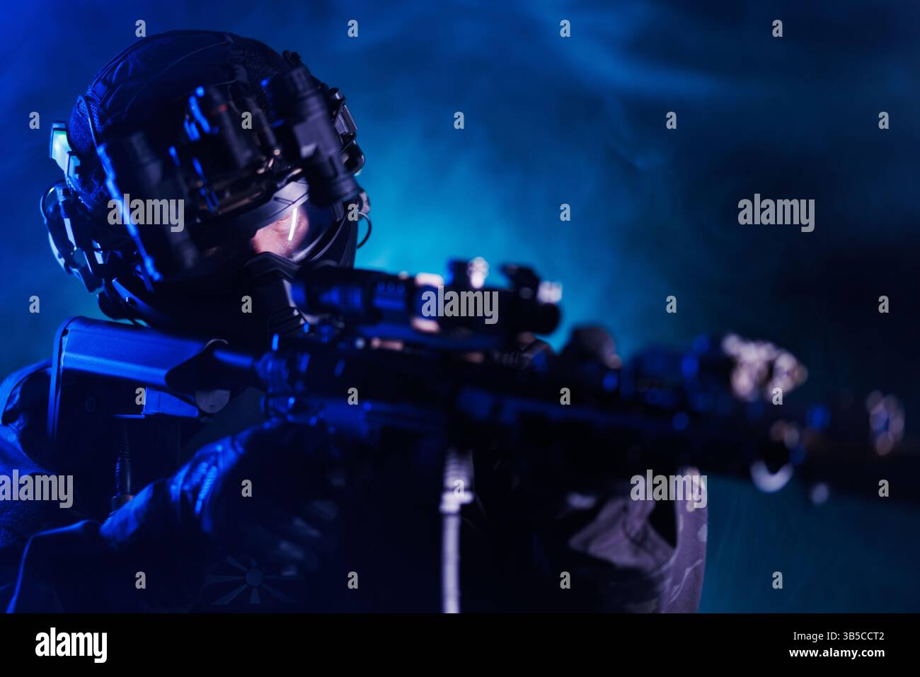 Soldat der Spezialkräfte in taktischer Ausrüstung und Nachtsichtbrille, die sich auf eine Mission bei schlechten Lichtverhältnissen vorbereiten. Stockfoto