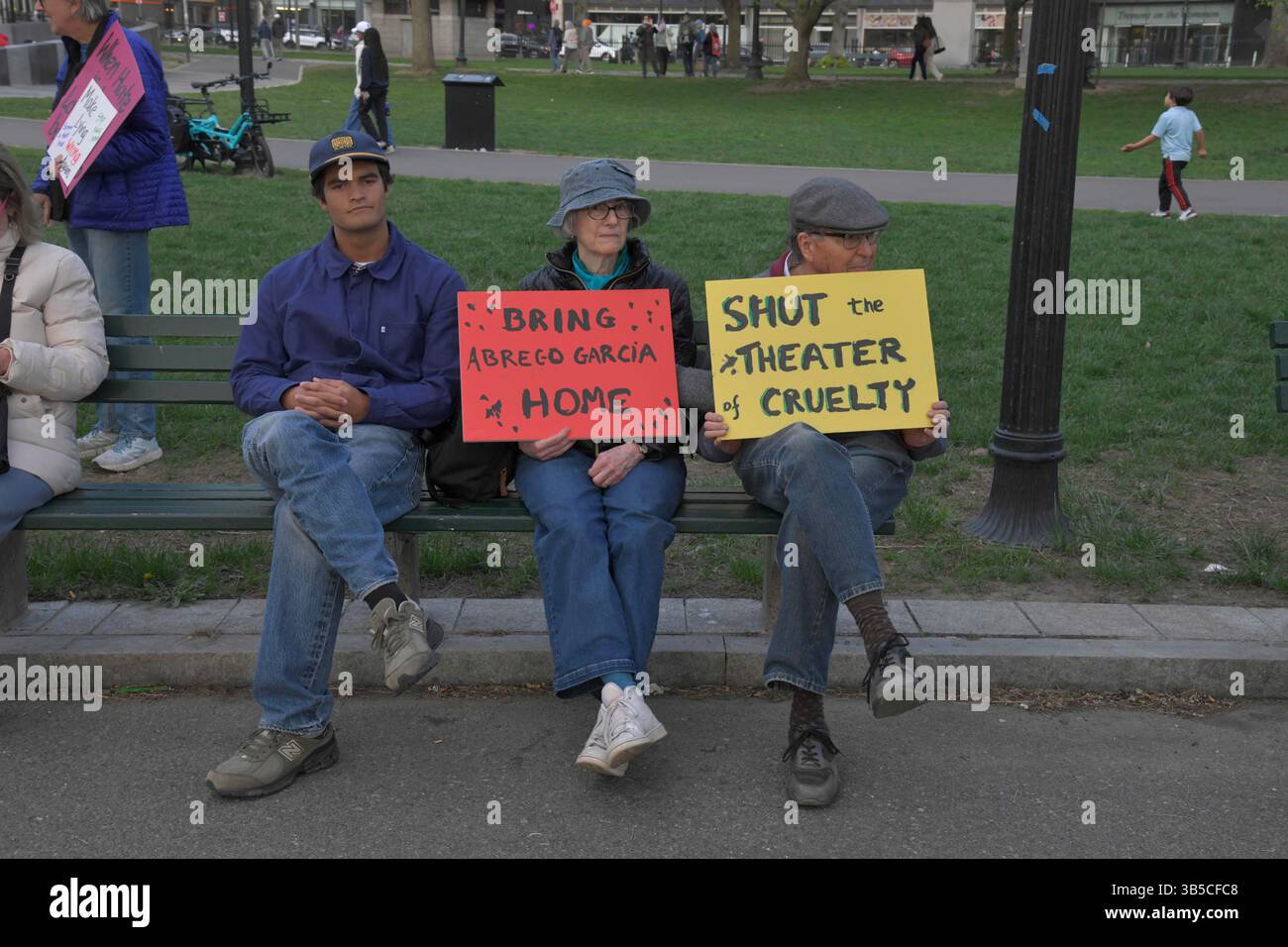 Boston, Ma, USA. Mai 2025. Demonstranten am Mai-Tag, die sich überwiegend aus Gewerkschaften zusammensetzten, darunter die Massachusetts Teachers Union und andere Bildungsarbeitergewerkschaften, protestieren gegen die jüngsten Aktionen der Trump-Regierung und versprechen, sich zurückzuschlagen. (Kreditbild: © Kenneth Martin/ZUMA Press Wire) NUR REDAKTIONELLE VERWENDUNG! Nicht für kommerzielle ZWECKE! Stockfoto