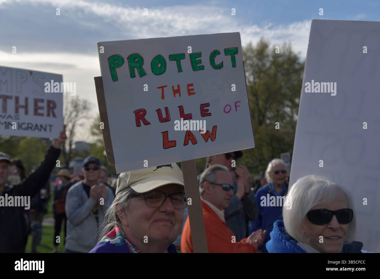 Boston, Ma, USA. Mai 2025. Demonstranten am Mai-Tag, die sich überwiegend aus Gewerkschaften zusammensetzten, darunter die Massachusetts Teachers Union und andere Bildungsarbeitergewerkschaften, protestieren gegen die jüngsten Aktionen der Trump-Regierung und versprechen, sich zurückzuschlagen. (Kreditbild: © Kenneth Martin/ZUMA Press Wire) NUR REDAKTIONELLE VERWENDUNG! Nicht für kommerzielle ZWECKE! Stockfoto