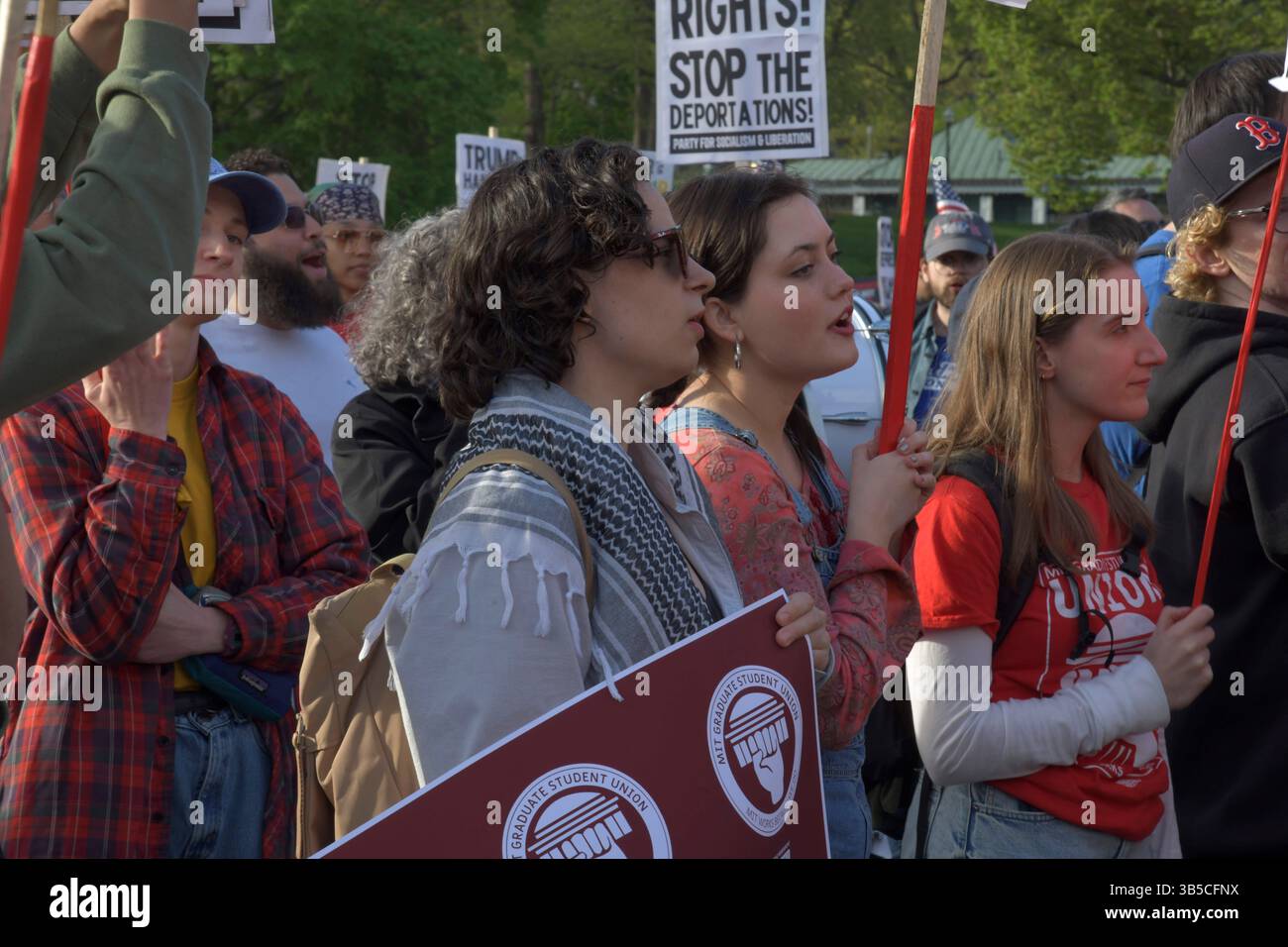 Boston, Ma, USA. Mai 2025. Demonstranten am Mai-Tag, die sich überwiegend aus Gewerkschaften zusammensetzten, darunter die Massachusetts Teachers Union und andere Bildungsarbeitergewerkschaften, protestieren gegen die jüngsten Aktionen der Trump-Regierung und versprechen, sich zurückzuschlagen. (Kreditbild: © Kenneth Martin/ZUMA Press Wire) NUR REDAKTIONELLE VERWENDUNG! Nicht für kommerzielle ZWECKE! Stockfoto