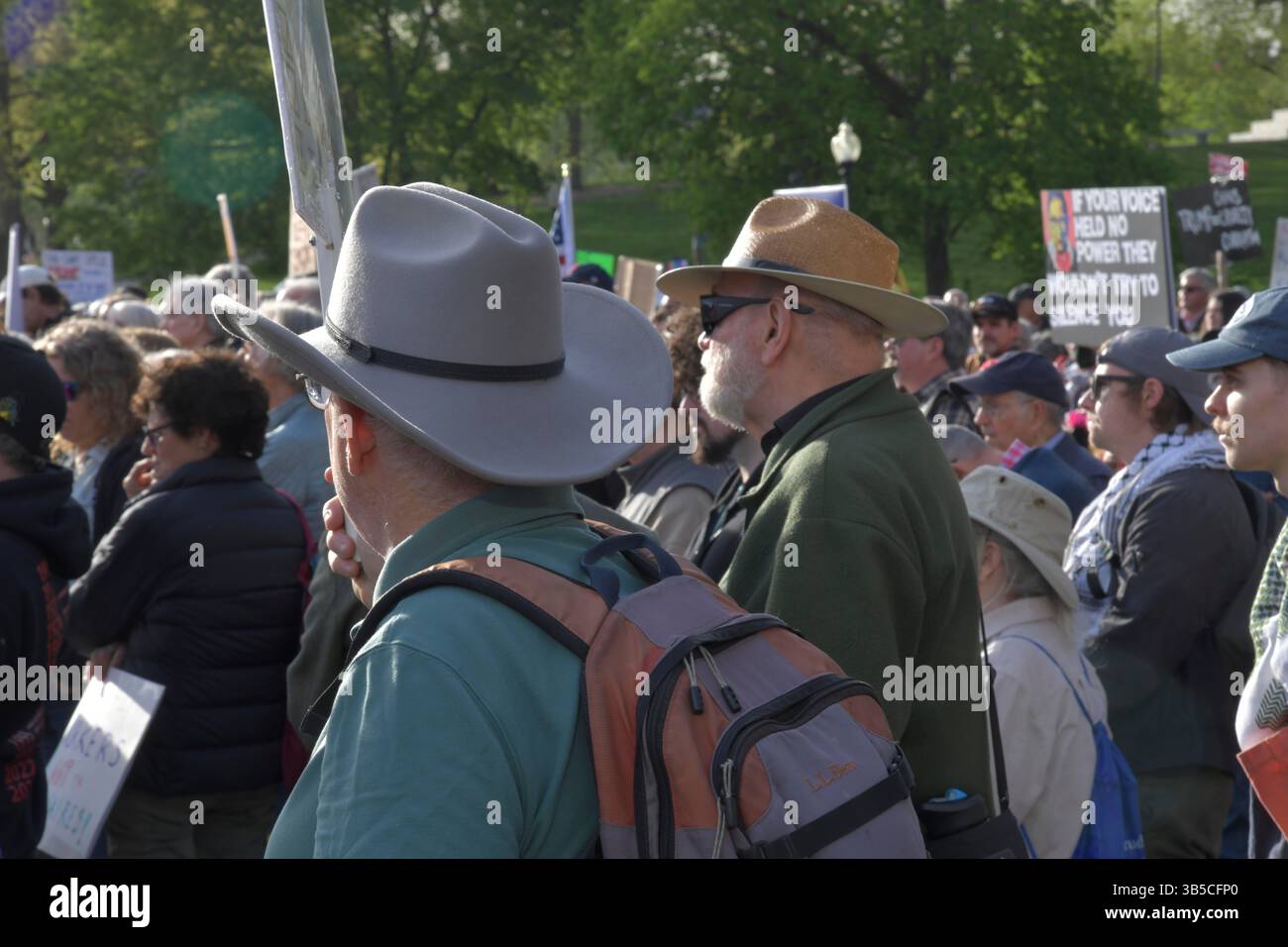 Boston, Ma, USA. Mai 2025. Demonstranten am Mai-Tag, die sich überwiegend aus Gewerkschaften zusammensetzten, darunter die Massachusetts Teachers Union und andere Bildungsarbeitergewerkschaften, protestieren gegen die jüngsten Aktionen der Trump-Regierung und versprechen, sich zurückzuschlagen. (Kreditbild: © Kenneth Martin/ZUMA Press Wire) NUR REDAKTIONELLE VERWENDUNG! Nicht für kommerzielle ZWECKE! Stockfoto