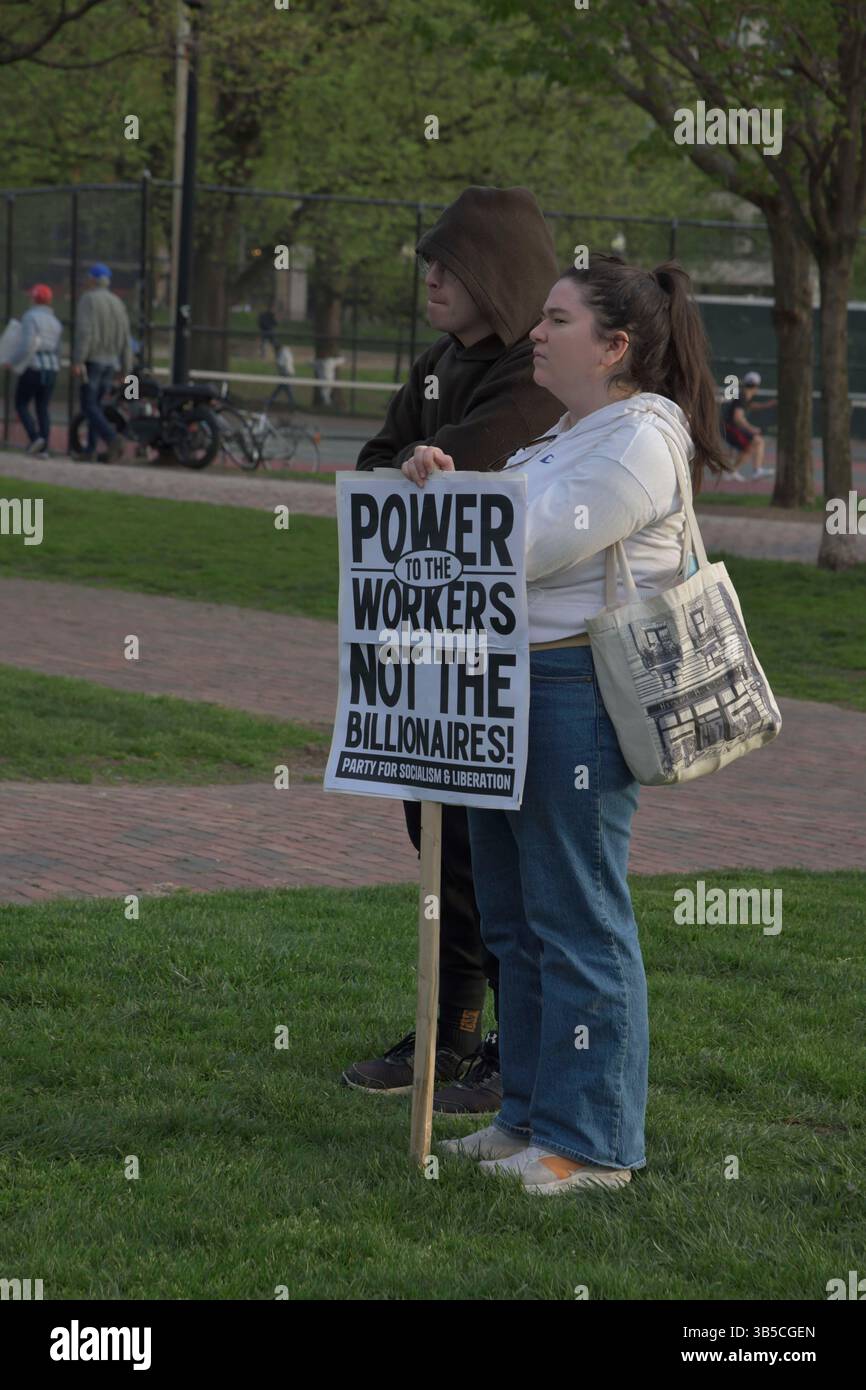 Boston, Ma, USA. Mai 2025. Demonstranten am Mai-Tag, die sich überwiegend aus Gewerkschaften zusammensetzten, darunter die Massachusetts Teachers Union und andere Bildungsarbeitergewerkschaften, protestieren gegen die jüngsten Aktionen der Trump-Regierung und versprechen, sich zurückzuschlagen. (Kreditbild: © Kenneth Martin/ZUMA Press Wire) NUR REDAKTIONELLE VERWENDUNG! Nicht für kommerzielle ZWECKE! Stockfoto