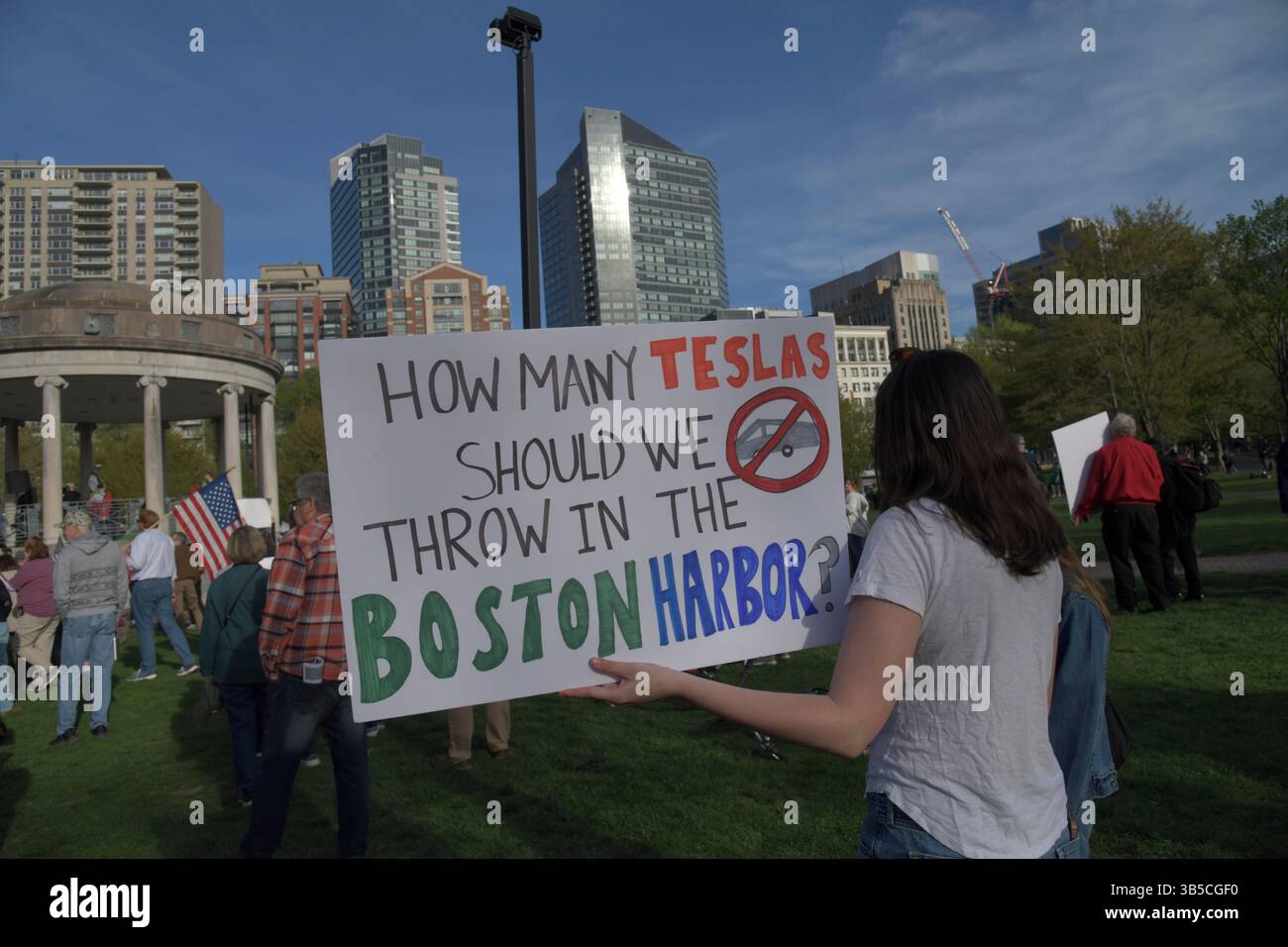 Boston, Ma, USA. Mai 2025. Demonstranten am Mai-Tag, die sich überwiegend aus Gewerkschaften zusammensetzten, darunter die Massachusetts Teachers Union und andere Bildungsarbeitergewerkschaften, protestieren gegen die jüngsten Aktionen der Trump-Regierung und versprechen, sich zurückzuschlagen. (Kreditbild: © Kenneth Martin/ZUMA Press Wire) NUR REDAKTIONELLE VERWENDUNG! Nicht für kommerzielle ZWECKE! Stockfoto
