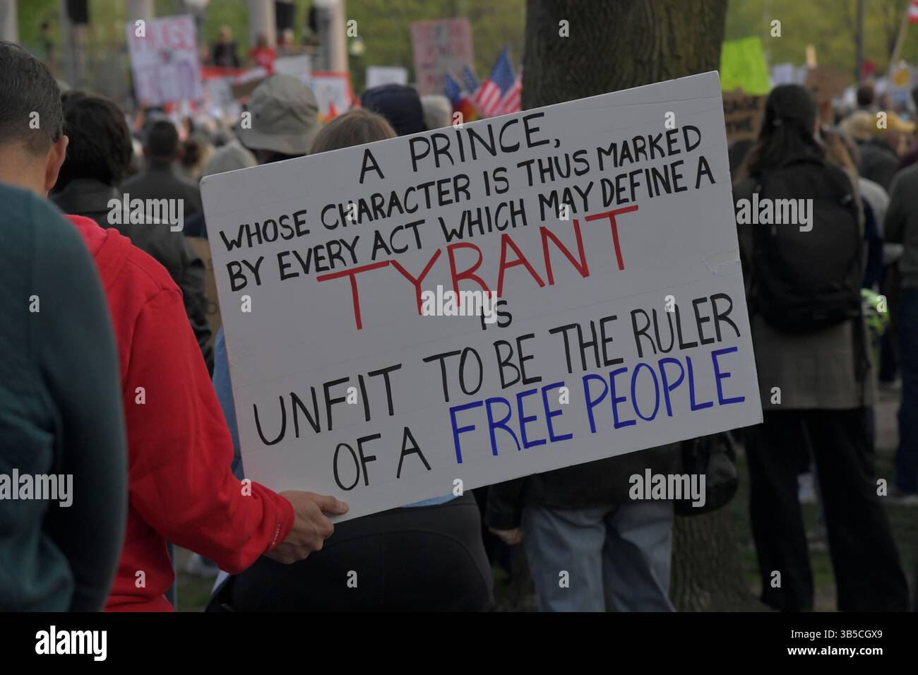 Boston, Ma, USA. Mai 2025. Demonstranten am Mai-Tag, die sich überwiegend aus Gewerkschaften zusammensetzten, darunter die Massachusetts Teachers Union und andere Bildungsarbeitergewerkschaften, protestieren gegen die jüngsten Aktionen der Trump-Regierung und versprechen, sich zurückzuschlagen. (Kreditbild: © Kenneth Martin/ZUMA Press Wire) NUR REDAKTIONELLE VERWENDUNG! Nicht für kommerzielle ZWECKE! Stockfoto