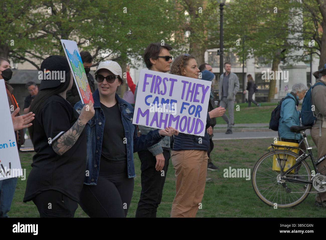Boston, Ma, USA. Mai 2025. Demonstranten am Mai-Tag, die sich überwiegend aus Gewerkschaften zusammensetzten, darunter die Massachusetts Teachers Union und andere Bildungsarbeitergewerkschaften, protestieren gegen die jüngsten Aktionen der Trump-Regierung und versprechen, sich zurückzuschlagen. (Kreditbild: © Kenneth Martin/ZUMA Press Wire) NUR REDAKTIONELLE VERWENDUNG! Nicht für kommerzielle ZWECKE! Stockfoto