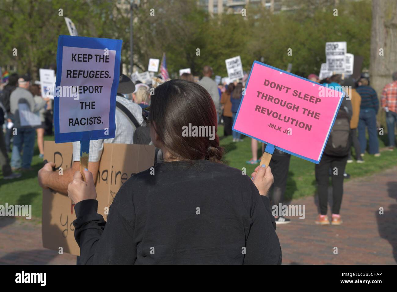 Boston, Ma, USA. Mai 2025. Demonstranten am Mai-Tag, die sich überwiegend aus Gewerkschaften zusammensetzten, darunter die Massachusetts Teachers Union und andere Bildungsarbeitergewerkschaften, protestieren gegen die jüngsten Aktionen der Trump-Regierung und versprechen, sich zurückzuschlagen. (Kreditbild: © Kenneth Martin/ZUMA Press Wire) NUR REDAKTIONELLE VERWENDUNG! Nicht für kommerzielle ZWECKE! Stockfoto