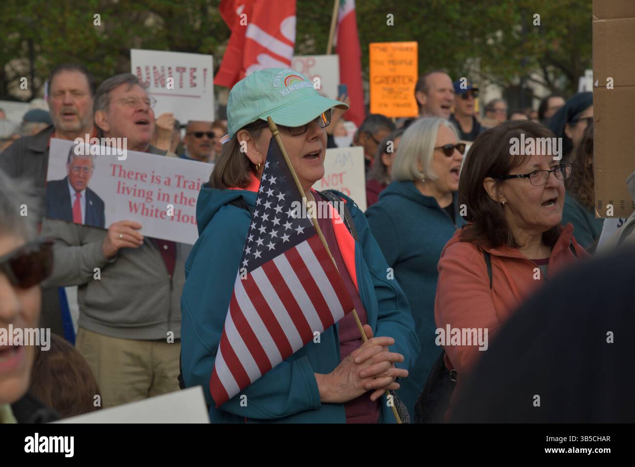 Boston, Ma, USA. Mai 2025. Demonstranten am Mai-Tag, die sich überwiegend aus Gewerkschaften zusammensetzten, darunter die Massachusetts Teachers Union und andere Bildungsarbeitergewerkschaften, protestieren gegen die jüngsten Aktionen der Trump-Regierung und versprechen, sich zurückzuschlagen. (Kreditbild: © Kenneth Martin/ZUMA Press Wire) NUR REDAKTIONELLE VERWENDUNG! Nicht für kommerzielle ZWECKE! Stockfoto
