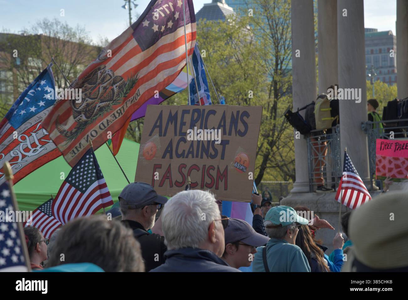 Boston, Ma, USA. Mai 2025. Demonstranten am Mai-Tag, die sich überwiegend aus Gewerkschaften zusammensetzten, darunter die Massachusetts Teachers Union und andere Bildungsarbeitergewerkschaften, protestieren gegen die jüngsten Aktionen der Trump-Regierung und versprechen, sich zurückzuschlagen. (Kreditbild: © Kenneth Martin/ZUMA Press Wire) NUR REDAKTIONELLE VERWENDUNG! Nicht für kommerzielle ZWECKE! Stockfoto