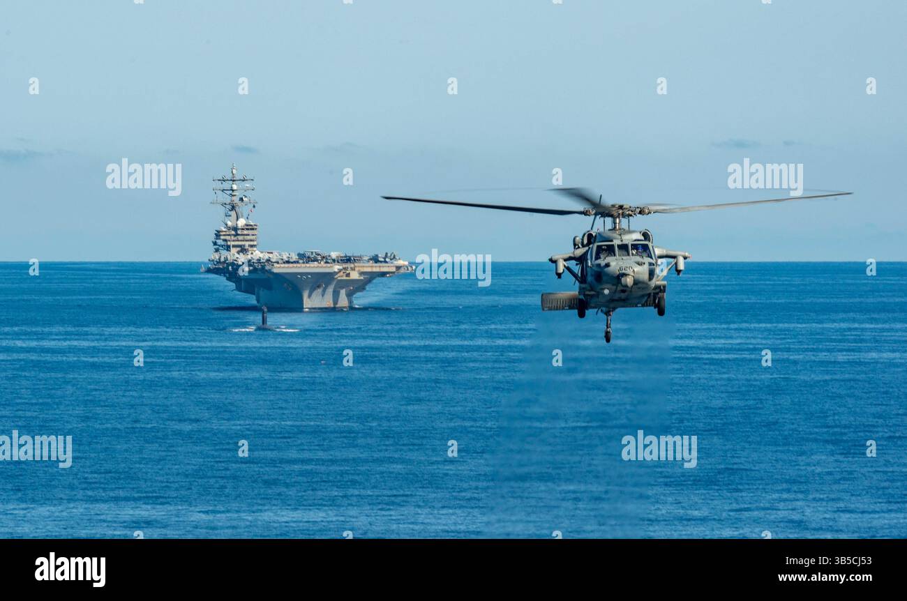 30. September 2022, Busan, Ostsee, Südkorea: Ein MH-60S Sea Hawk der US Navy, der an den Golden Falcons der Helicopter Sea Combat Squadron 12 befestigt ist, fliegt vor einer Formation mit dem nuklearbetriebenen Superträger USS Ronald Reagan der Nimitz-Klasse und einem U-Boot der Los Angeles-Klasse mit U-Boot der Gruppe Seven während gemeinsamer Trainingsoperationen mit der südkoreanischen Marine in der Ostsee, 30. September 2022 in Busan der Ostsee. (Bild: © MC3 Gray Gibson/US Navy/Planet Pix via ZUMA Press Wire) Stockfoto