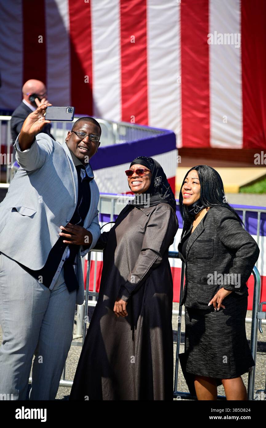 12. April 2022, Philadelphia, Pennsylvania, USA: Labour-Mitglieder kommen vor der geplanten Rede der US-Vizepräsidentin Kamala Harris in der 19 Hall der Blecharbeiter vor. (Bild: © Bastiaan Slabbers-Pool/CNP via ZUMA Press Wire) Stockfoto