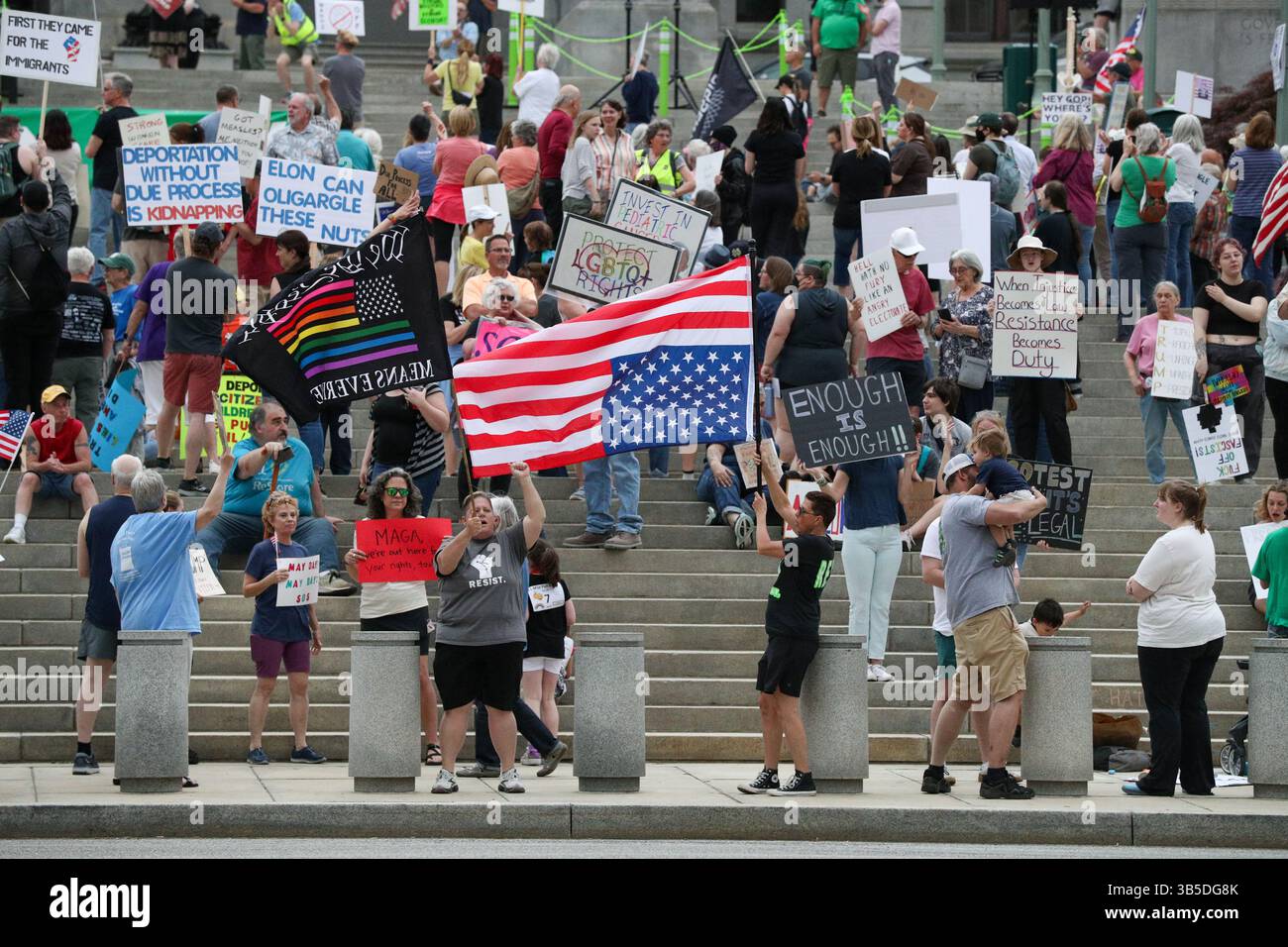 Harrisburg, Usa. Mai 2025. Demonstranten versammeln sich auf den Stufen des Kapitols von Pennsylvania, um am 1. Mai 2025 in Harrisburg, PA, am 1. Mai gegen die Politik der Trump-Regierung zu protestieren. (Foto: Paul Weaver/SIPA USA) Credit: SIPA USA/Alamy Live News Stockfoto