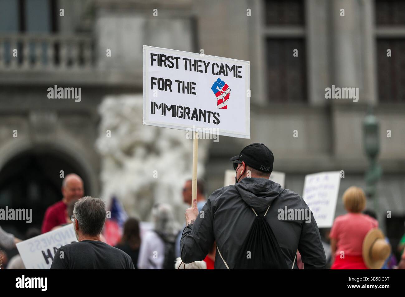 Harrisburg, Usa. Mai 2025. Demonstranten versammeln sich auf den Stufen des Kapitols von Pennsylvania, um am 1. Mai 2025 in Harrisburg, PA, am 1. Mai gegen die Politik der Trump-Regierung zu protestieren. (Foto: Paul Weaver/SIPA USA) Credit: SIPA USA/Alamy Live News Stockfoto