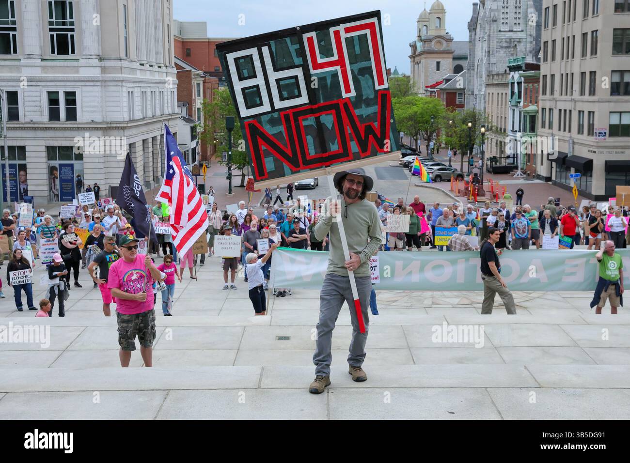 Harrisburg, Usa. Mai 2025. Demonstranten versammeln sich auf den Stufen des Kapitols von Pennsylvania, um am 1. Mai 2025 in Harrisburg, PA, am 1. Mai gegen die Politik der Trump-Regierung zu protestieren. (Foto: Paul Weaver/SIPA USA) Credit: SIPA USA/Alamy Live News Stockfoto