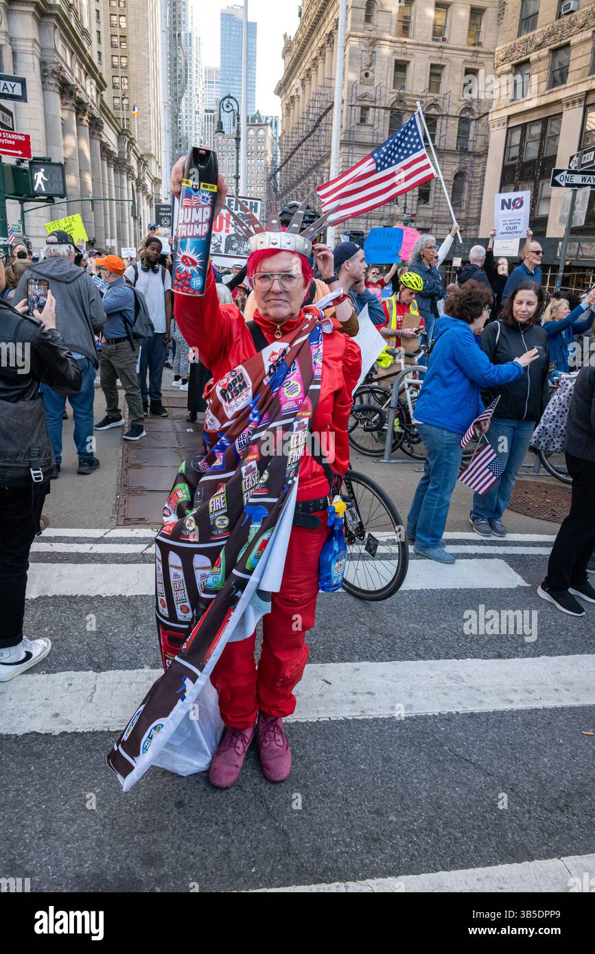 New York, New York, USA. Mai 2025. Demonstranten versammeln sich und Union Square protestieren gegen die Politik der Trump-Regierung in Bezug auf Zölle, Einwanderungen, Arbeitnehmerrechte und Bürgerrechte (Credit Image: © Brian Branch Price/ZUMA Press Wire) NUR REDAKTIONELLE VERWENDUNG! Nicht für kommerzielle ZWECKE! Stockfoto