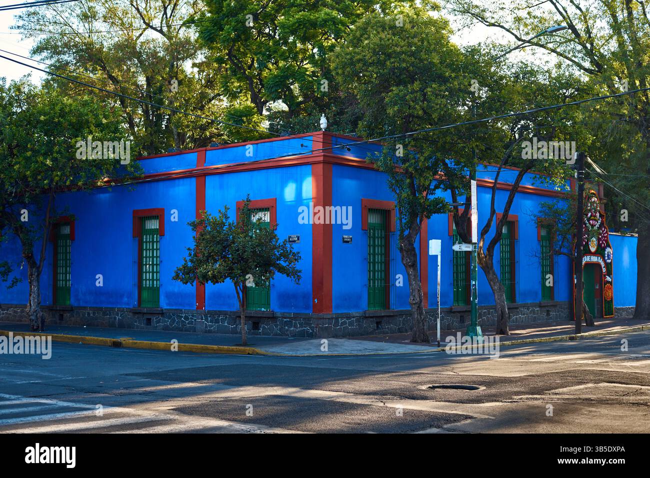 Frida Kahlo Museum, auch bekannt als das Blaue Haus (Casa azul) am Morgen in Coyoacan, Mexiko-Stadt. Stockfoto