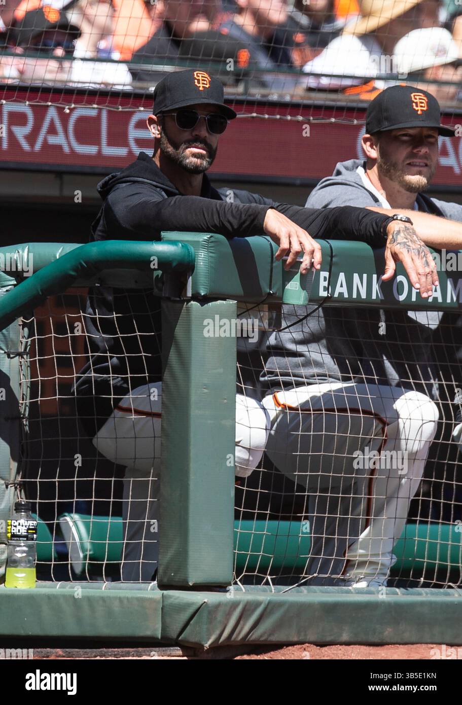 9. April 2022 San Francisco CA, USA San Francisco Trainer Gabe Kaple ( links) während des MLB-Spiels zwischen den Miami Marlins und den San Francisco Giants. Die Marlins besiegten die Giants 2-1 im Oracle Park San Francisco Kalifornien Thurman James/CSM(Bild: © Thurman James/CSM via ZUMA Press Wire) Stockfoto