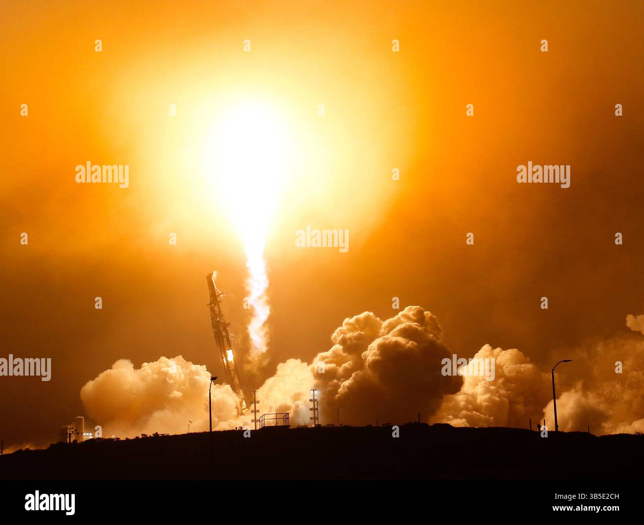 Eine Space-X Falcon 9-Rakete mit NOR-85-Sat startet am frühen Sonntagmorgen auf der Vandenberg Space Force Base, CA/USA. April 2022. Die SpaceX startet eine Falcon 9 Rakete von der Vandenberg Space Force in Kalifornien Sonntagmorgen um 6:13 Uhr PDT, Sonntag mit einer streng geheimen Nutzlast für das National Reconnaissance Office, die US-amerikanische Spionagebehörde. (Bild: © Gene Blevins/ZUMA Press Wire) Stockfoto