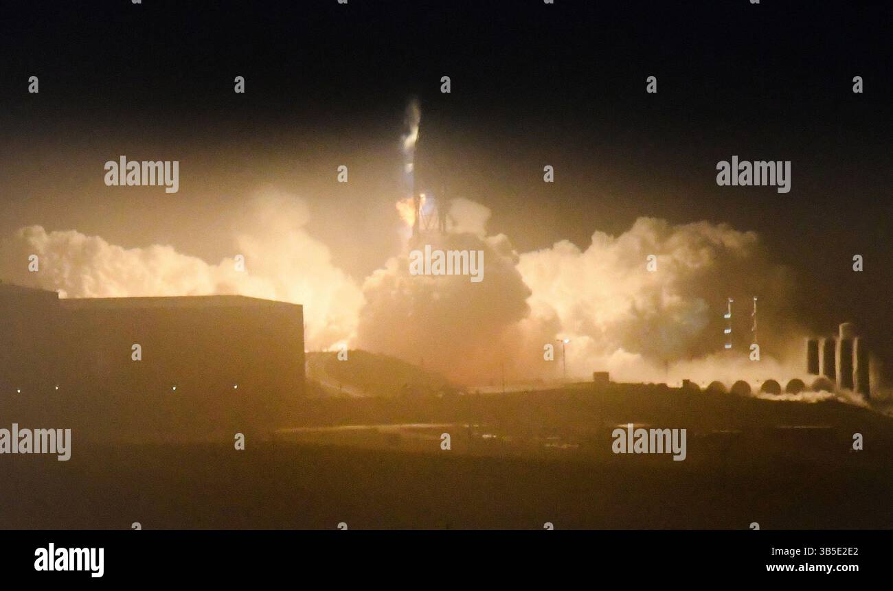 Eine Space-X Falcon 9-Rakete mit NOR-85-Sat startet am frühen Sonntagmorgen auf der Vandenberg Space Force Base, CA/USA. April 2022. Die SpaceX startet eine Falcon 9 Rakete von der Vandenberg Space Force in Kalifornien Sonntagmorgen um 6:13 Uhr PDT, Sonntag mit einer geheimen Nutzlast für das National Reconnaissance Office, die Spionageagentur der US-Regierung. (Bild: © Gene Blevins/ZUMA Press Wire) Stockfoto