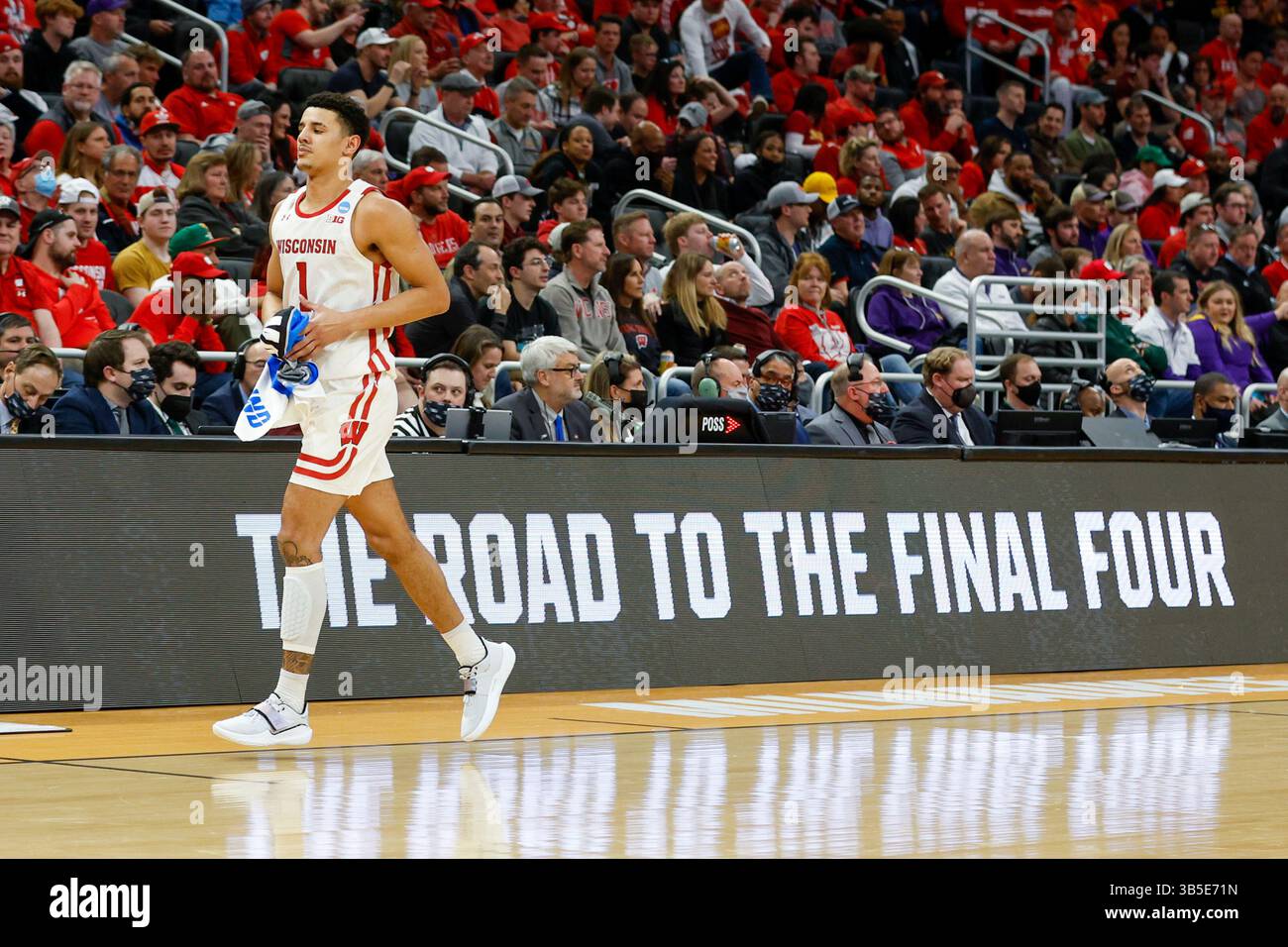 18. März 2022: Die Wisconsin Badgers schützen Johnny Davis (1) während des NCAA Men's March Madness Tournament Basketballspiels zwischen den Colgate Raiders und den Wisconsin Badgers auf dem Fiserv Forum in Milwaukee, WI. Darren Lee/CSM(Kreditbild: Stockfoto