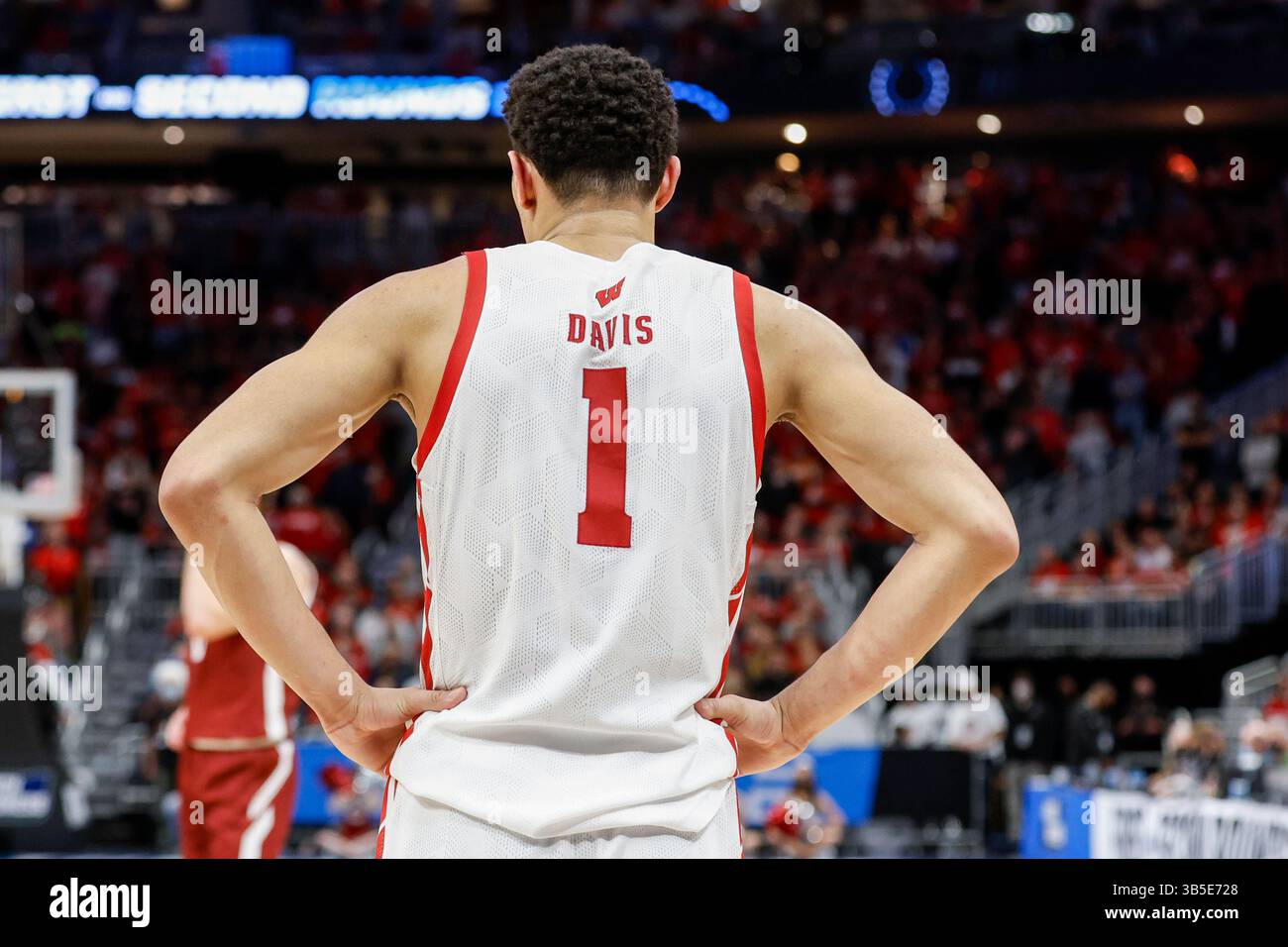 18. März 2022: Die Wisconsin Badgers schützen Johnny Davis (1) während des NCAA Men's March Madness Tournament Basketballspiels zwischen den Colgate Raiders und den Wisconsin Badgers auf dem Fiserv Forum in Milwaukee, WI. Darren Lee/CSM(Kreditbild: Stockfoto