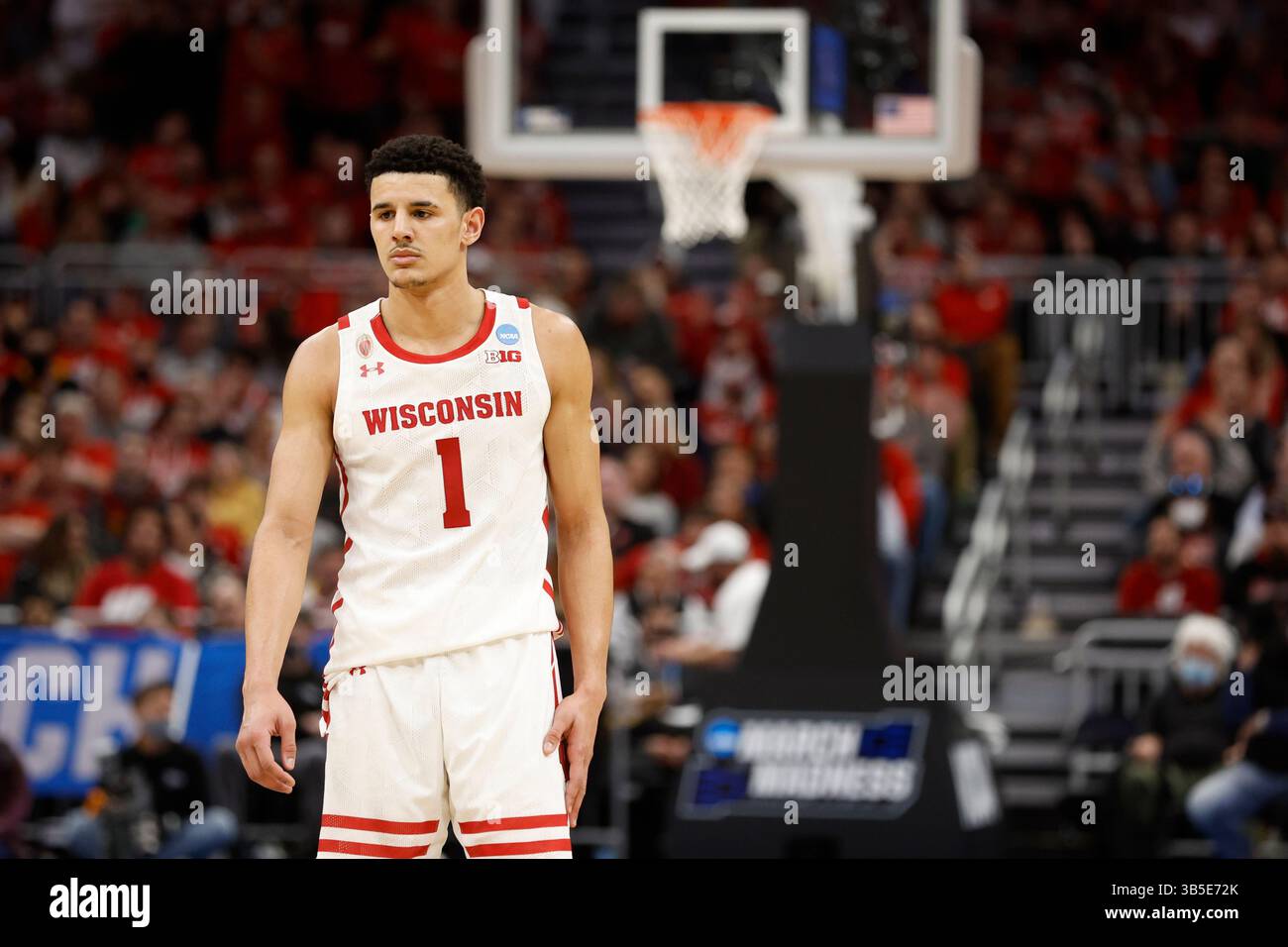 18. März 2022: Die Wisconsin Badgers schützen Johnny Davis (1) während des NCAA Men's March Madness Tournament Basketballspiels zwischen den Colgate Raiders und den Wisconsin Badgers auf dem Fiserv Forum in Milwaukee, WI. Darren Lee/CSM(Kreditbild: Stockfoto
