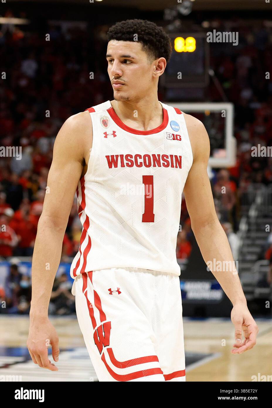 18. März 2022: Die Wisconsin Badgers schützen Johnny Davis (1) während des NCAA Men's March Madness Tournament Basketballspiels zwischen den Colgate Raiders und den Wisconsin Badgers auf dem Fiserv Forum in Milwaukee, WI. Darren Lee/CSM(Kreditbild: Stockfoto