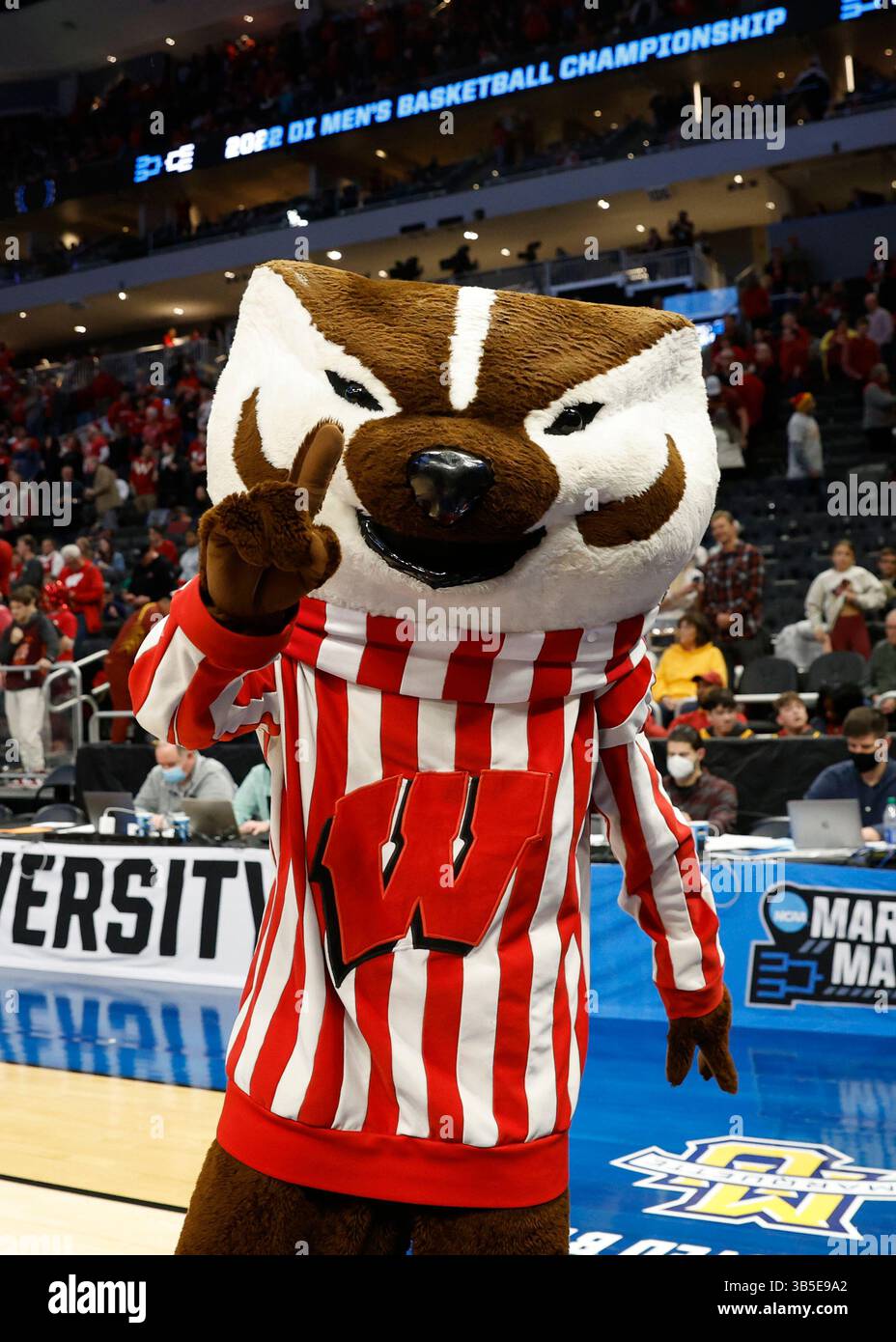 18. März 2022: Bucky Badger Maskottchen der Wisconsin Badger signalisiert beim NCAA Men's March Madness Tournament Basketballspiel zwischen den Colgate Raiders und den Wisconsin Badgers auf dem Fiserv Forum in Milwaukee, WI, die Nummer 1. Darren Lee/CSM(Kreditbild: Stockfoto
