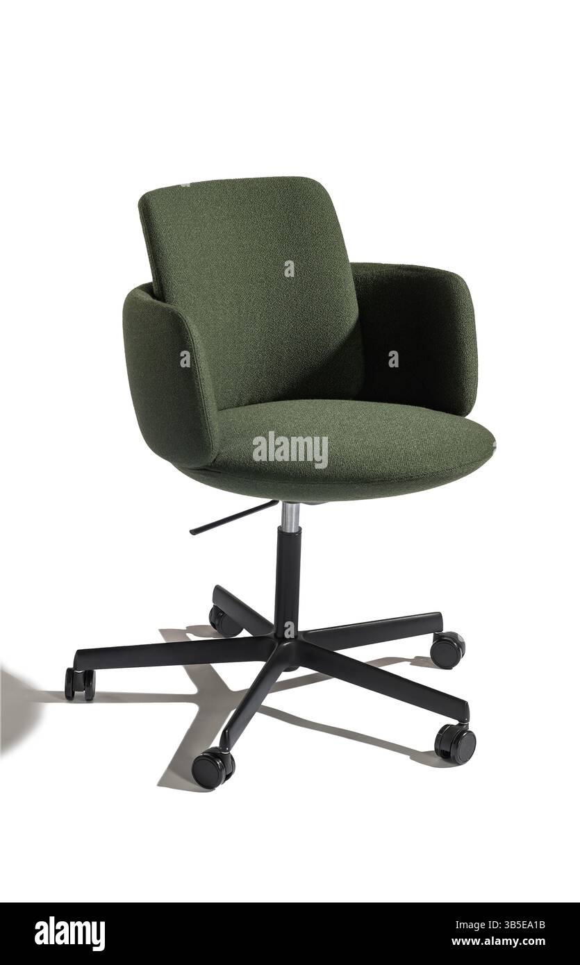 Ein moderner olivgrüner Drehstuhl, isoliert vor einem sauberen weißen Hintergrund, ist bereit, jedem Büro oder Zuhause einen Hauch von Stil zu verleihen Stockfoto
