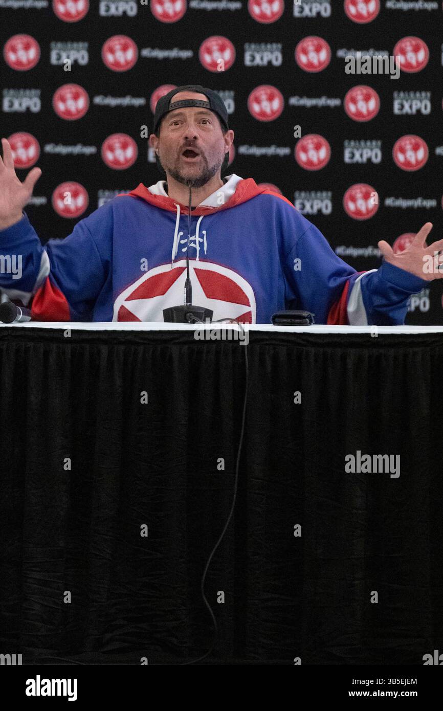 22. April 2022, Calgary, Alberta, Kanada: Kevin Smith begleitet Jason Mews auf der Bühne des “Jay und Silent Bobâ€-Reunion auf der Calgary Comic and Entertainment Expo (Foto: © Baden Roth/ZUMA Press Wire) Stockfoto