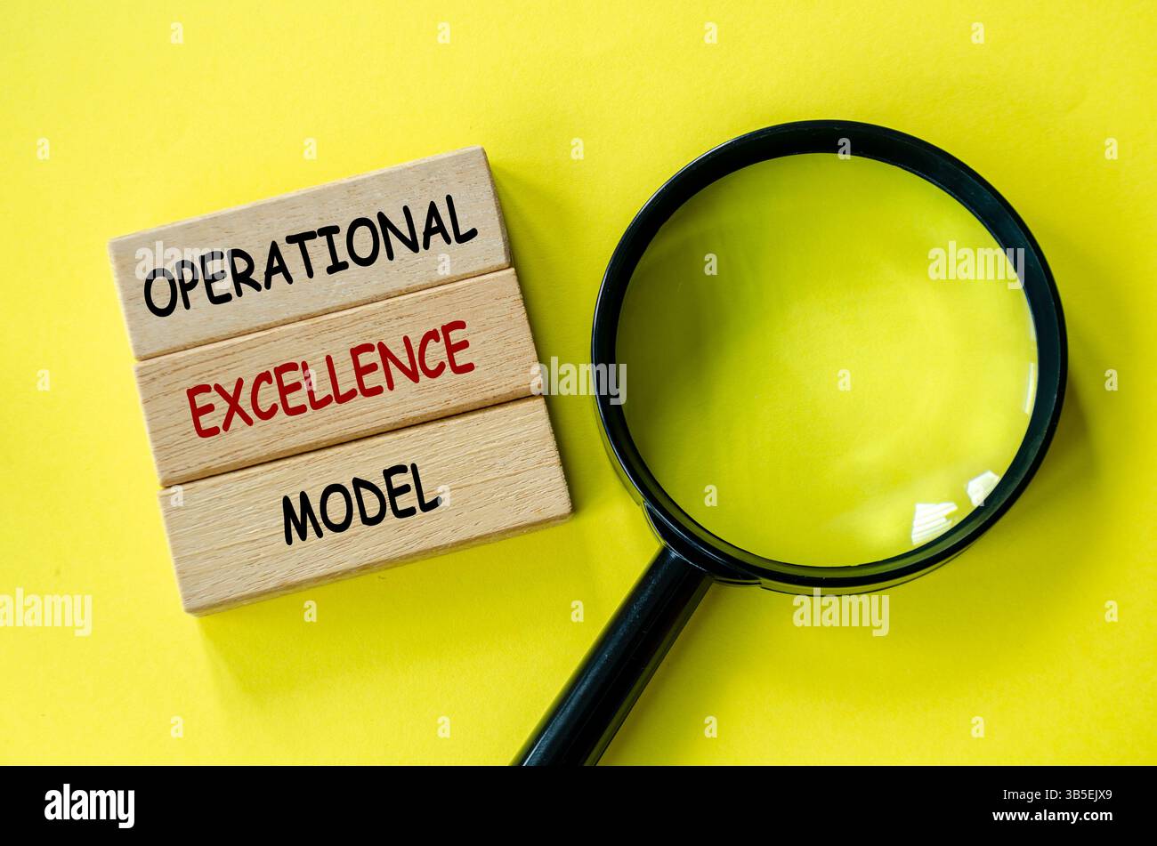 Operational Excellence Modelltext auf Holzblöcken mit Lupe als Hintergrund. Konzept der Ursachenanalyse. Stockfoto